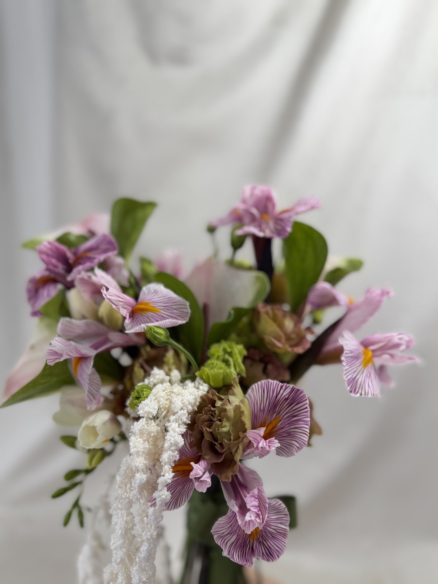 Veil of Iris – Buchet de mireasă couture cu iris pastel și anthurium blush - Imagine 4
