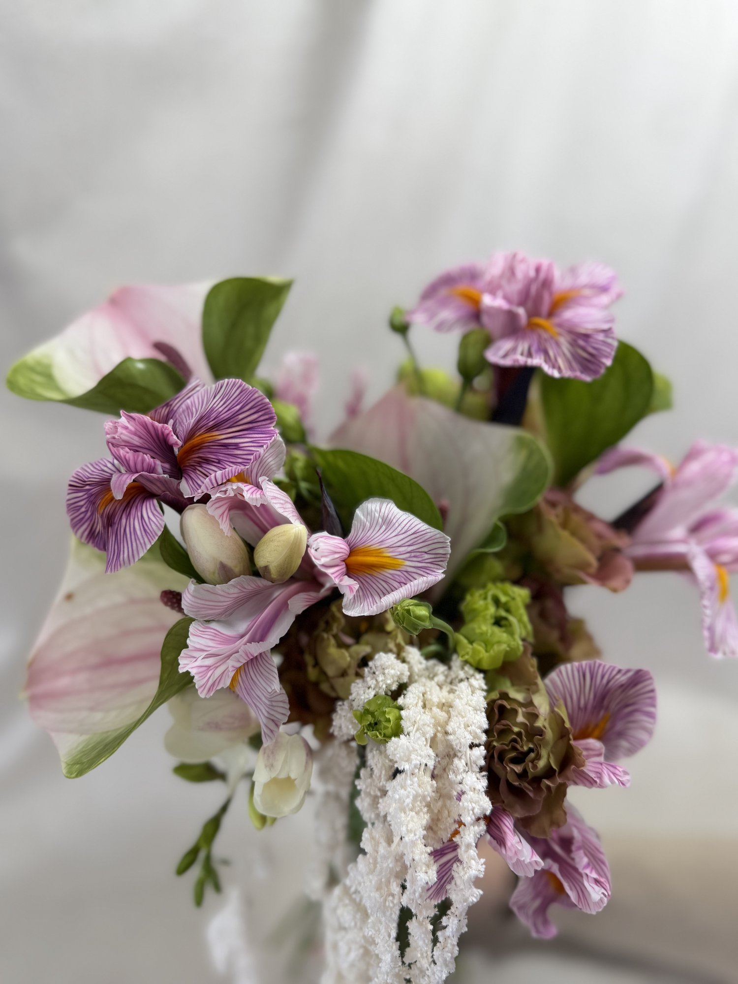 Veil of Iris – Buchet de mireasă couture cu iris pastel și anthurium blush - Imagine 5
