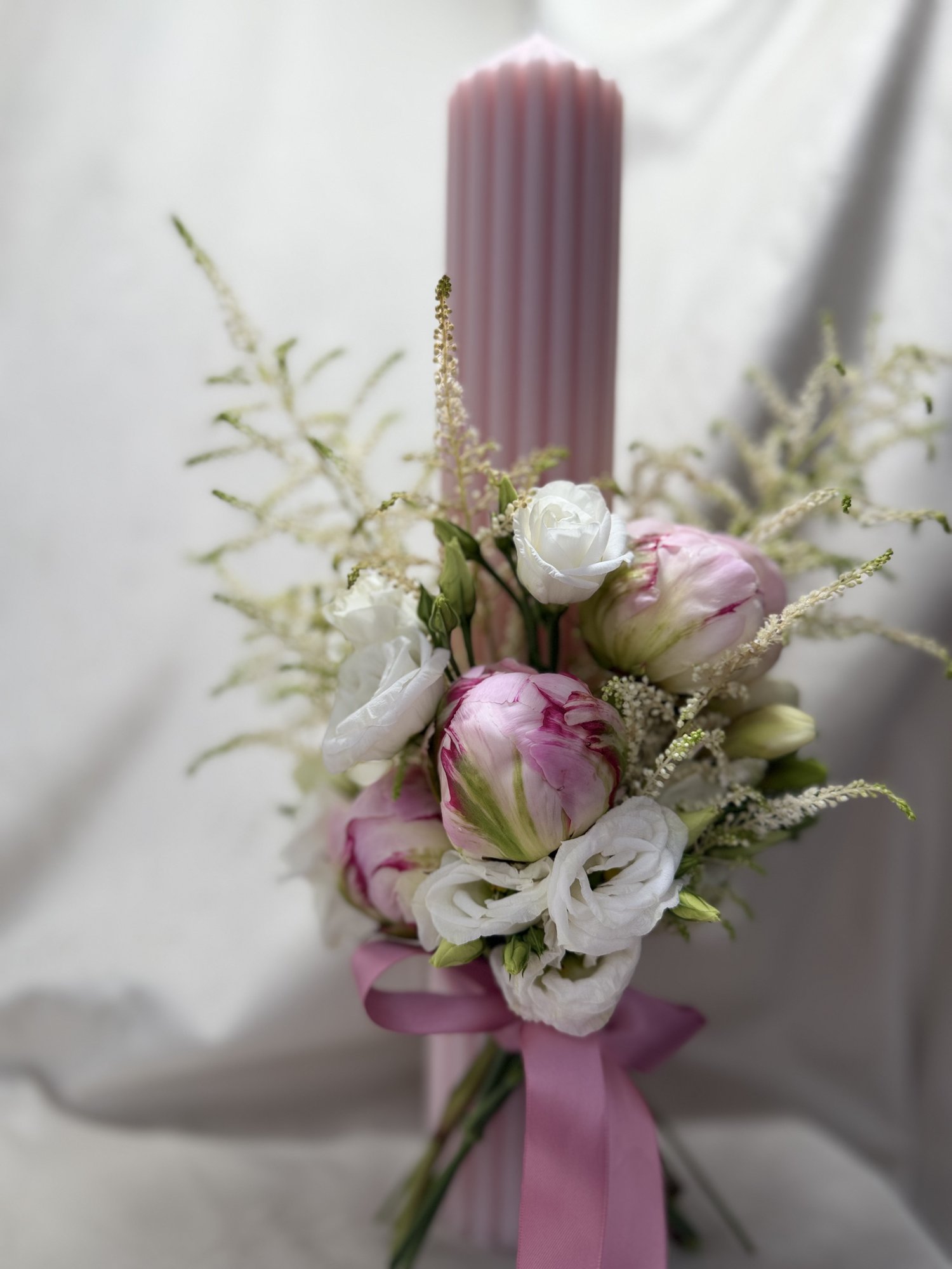 Blush Vows – Lumânare de cununie romantică cu bujori pastel și eustoma albă