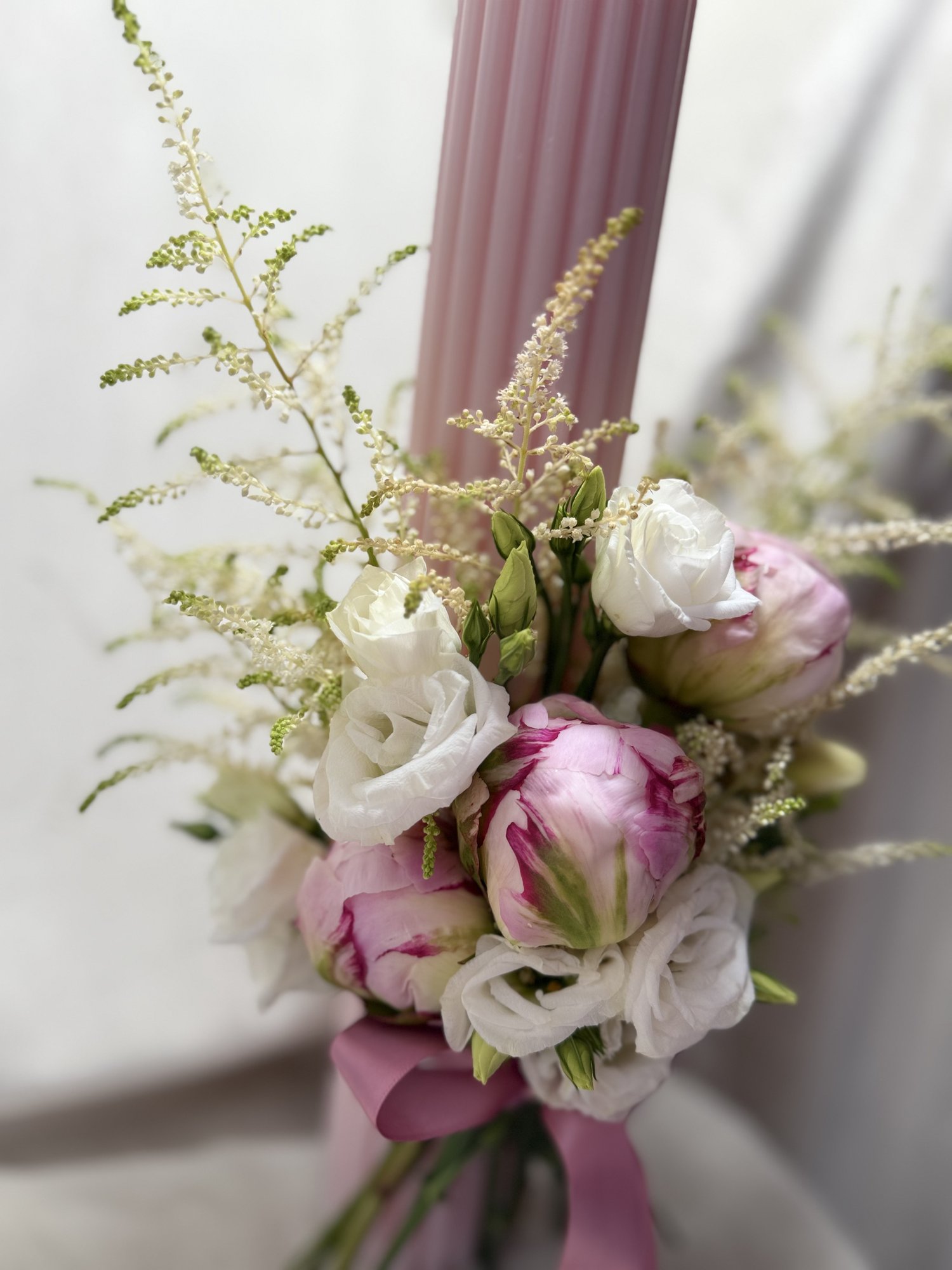 Blush Vows – Lumânare de cununie romantică cu bujori pastel și eustoma albă - Imagine 2