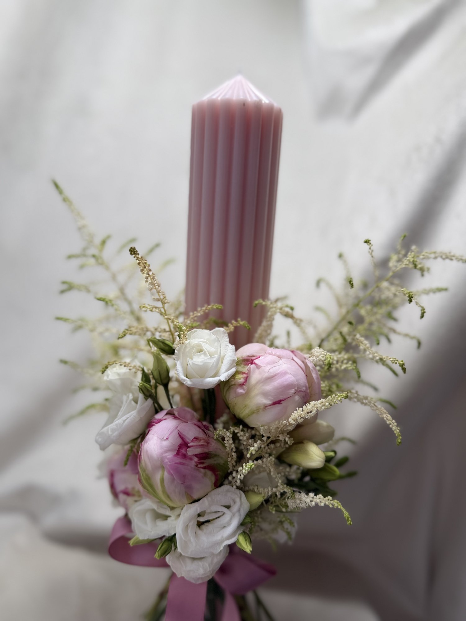 Blush Vows – Lumânare de cununie romantică cu bujori pastel și eustoma albă - Imagine 3