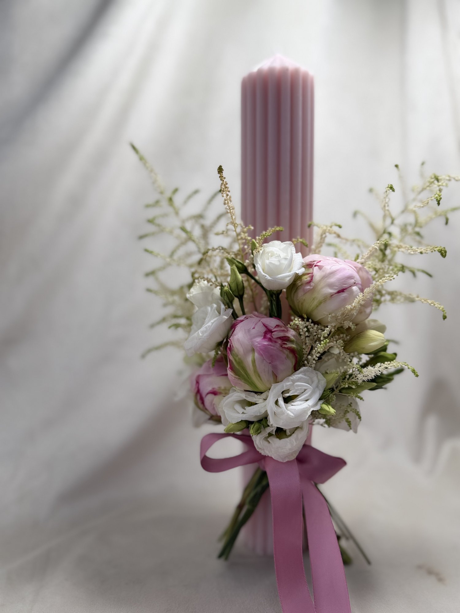 Blush Vows – Lumânare de cununie romantică cu bujori pastel și eustoma albă - Imagine 4