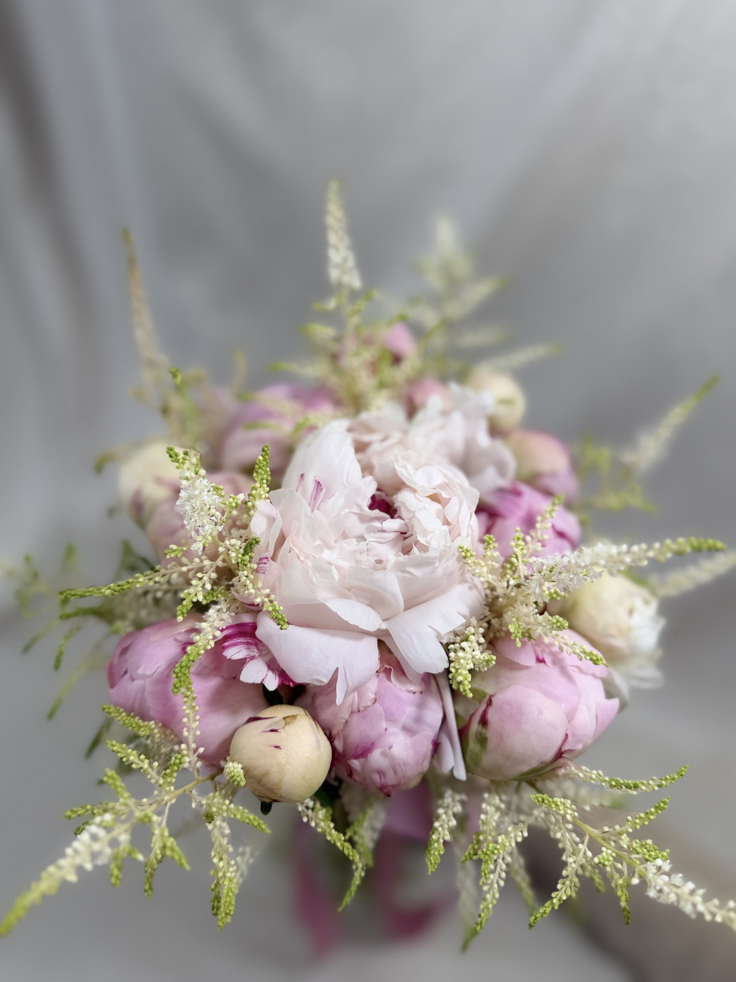 Rosé Éclat – Buchet de mireasă luxury cu bujori premium și astilbe ivory