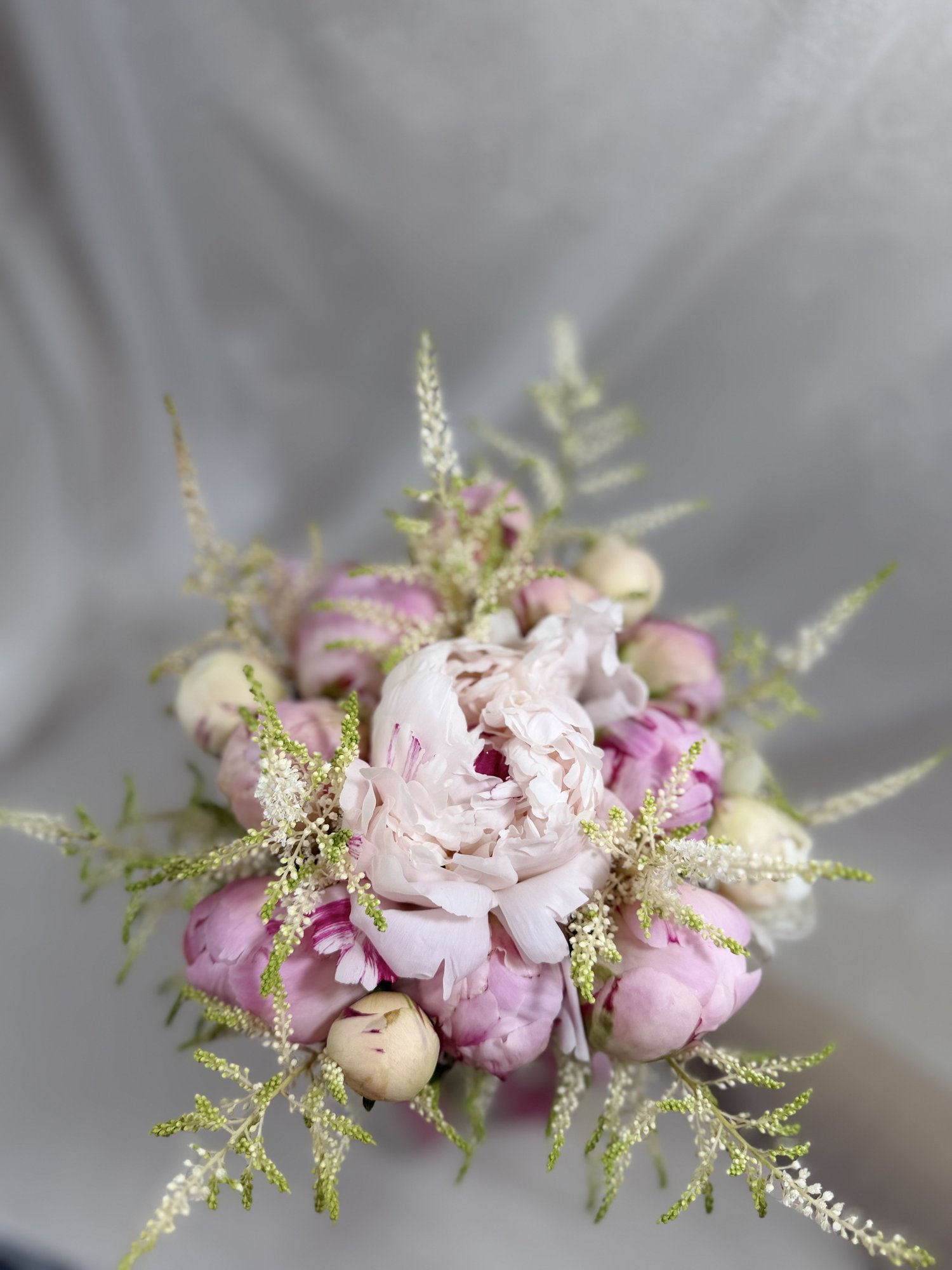 Rosé Éclat – Buchet de mireasă luxury cu bujori premium și astilbe ivory - Imagine 2