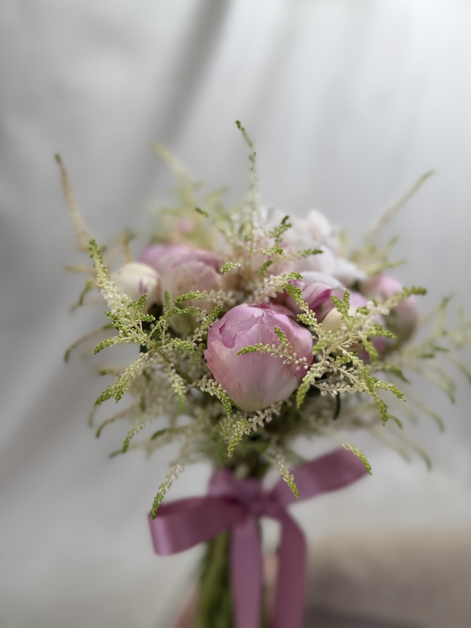 Rosé Éclat – Buchet de mireasă luxury cu bujori premium și astilbe ivory - Imagine 3