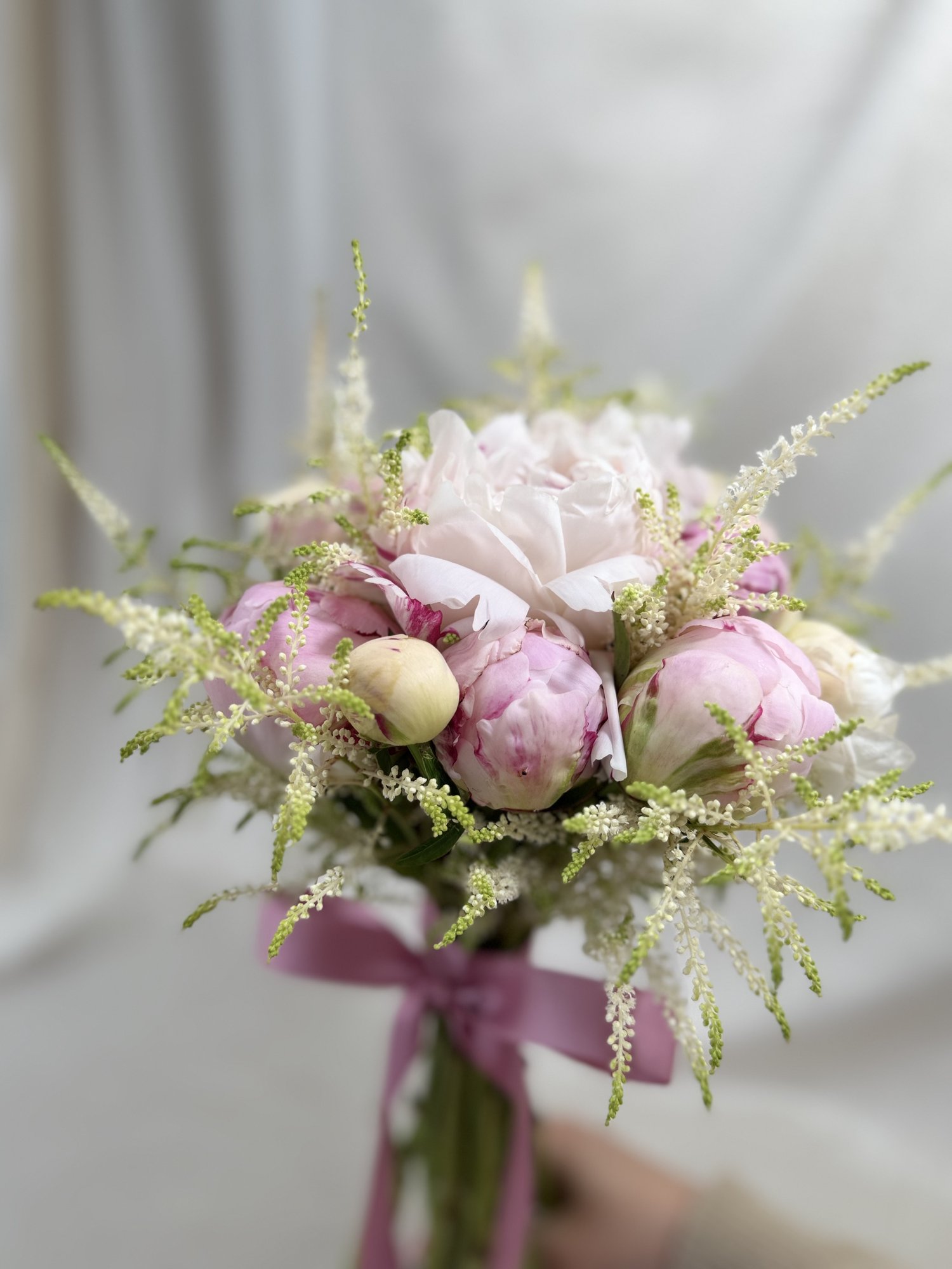 Rosé Éclat – Buchet de mireasă luxury cu bujori premium și astilbe ivory - Imagine 4
