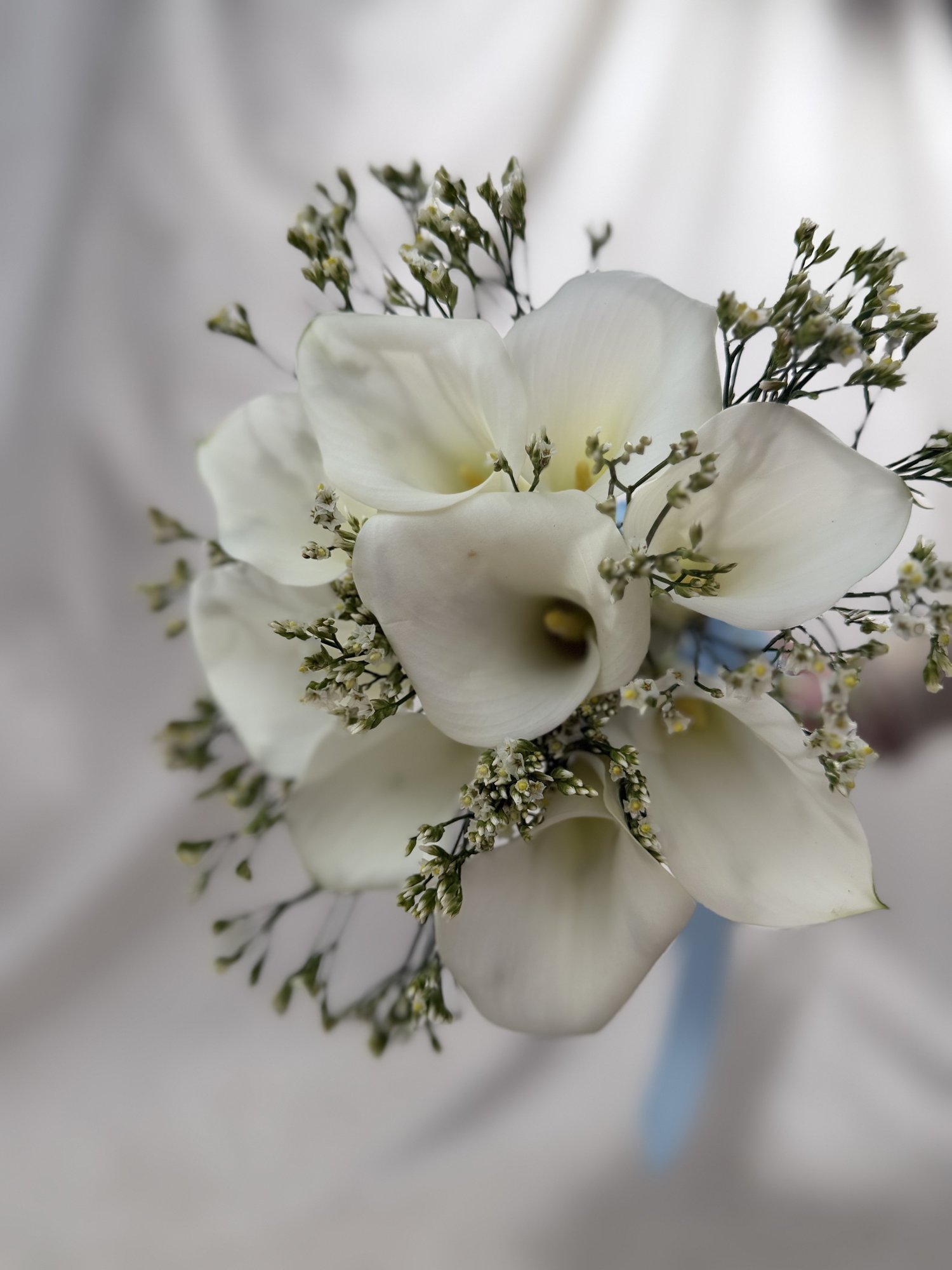 Ivory Vow – Buchet de mireasă minimalist cu cale albe și accente delicate