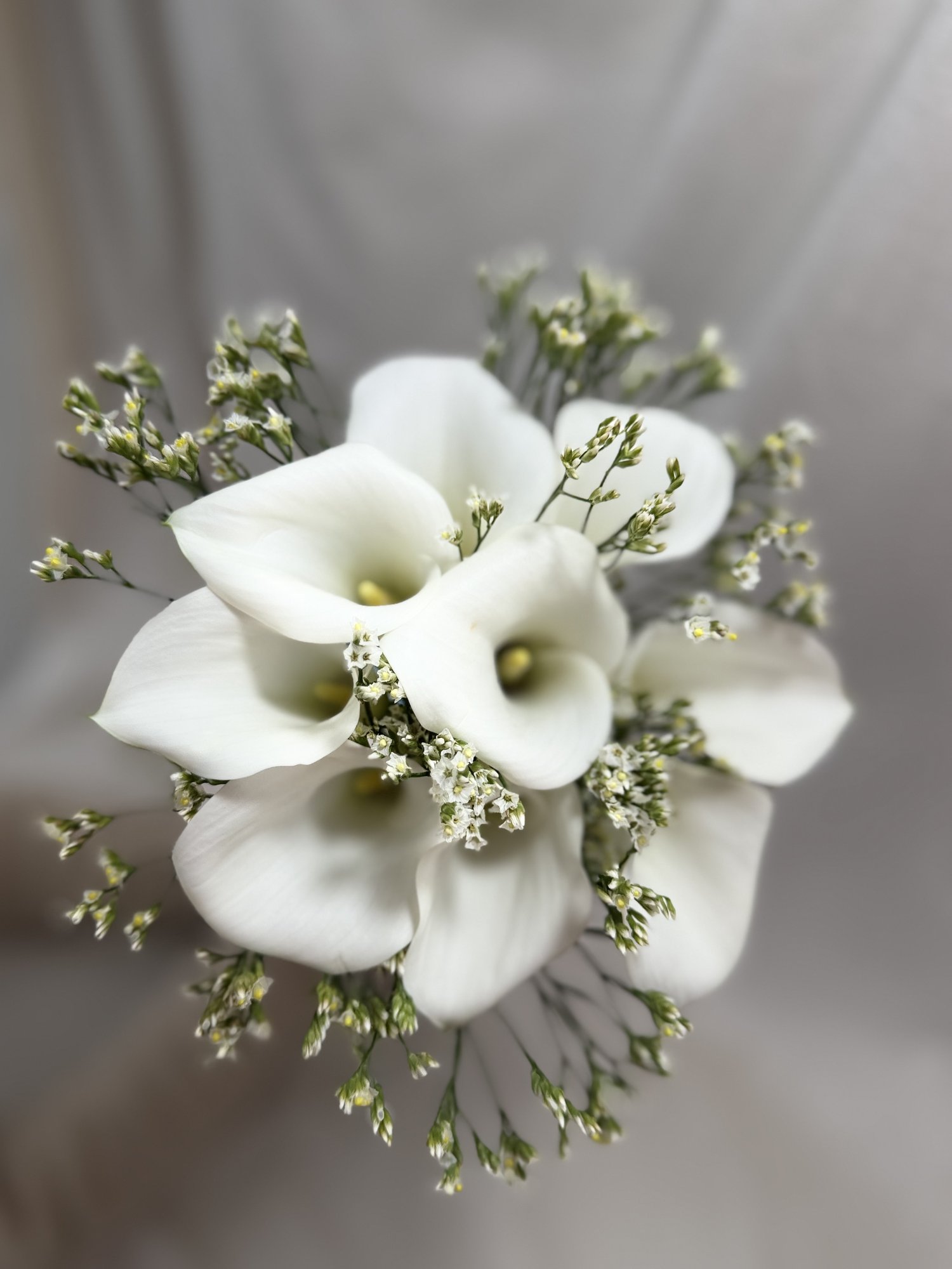 Ivory Vow – Buchet de mireasă minimalist cu cale albe și accente delicate - Imagine 2