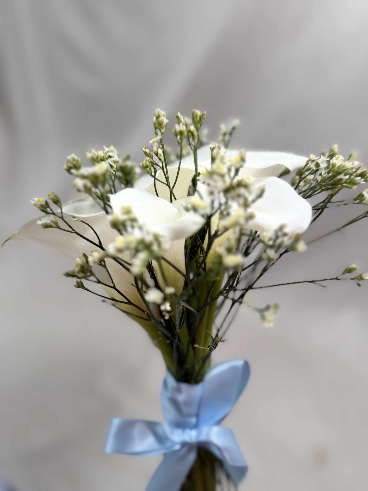 Ivory Vow – Buchet de mireasă minimalist cu cale albe și accente delicate - Imagine 3