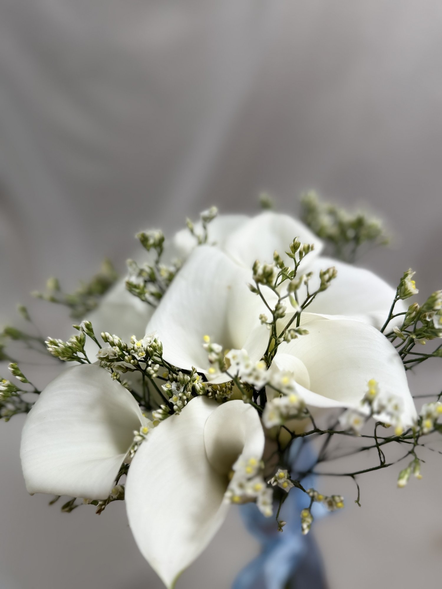 Ivory Vow – Buchet de mireasă minimalist cu cale albe și accente delicate - Imagine 4