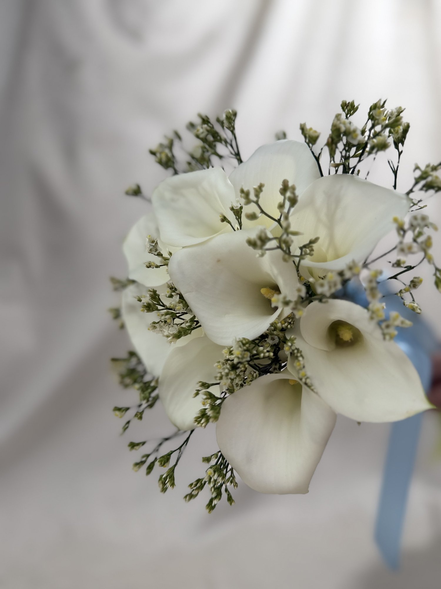 Ivory Vow – Buchet de mireasă minimalist cu cale albe și accente delicate - Imagine 5