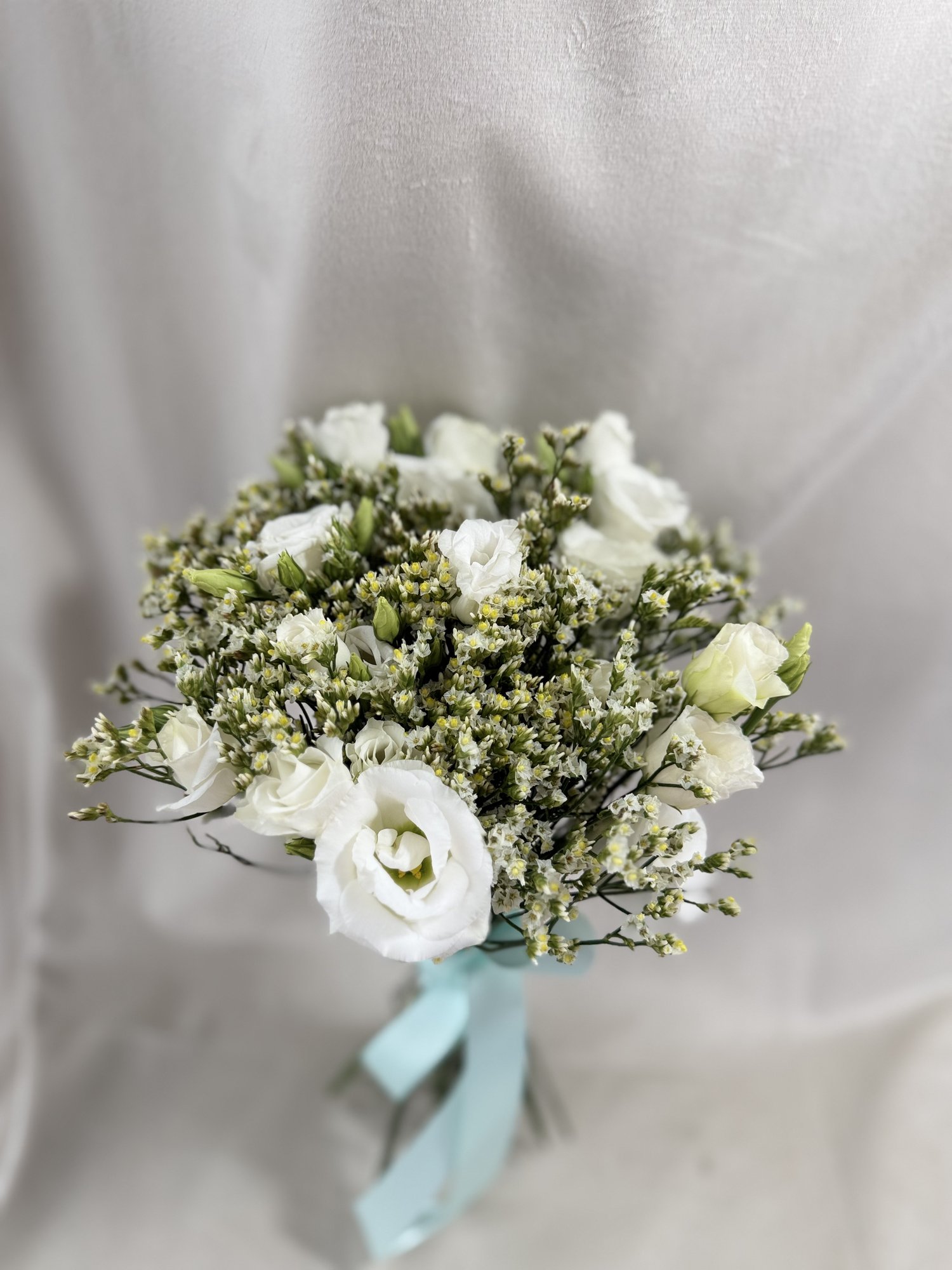 White Poetry – Buchet de mireasă delicat cu eustoma albă și limonium