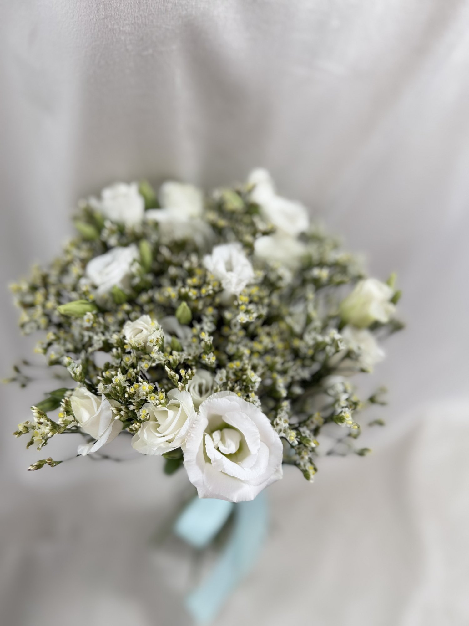 White Poetry – Buchet de mireasă delicat cu eustoma albă și limonium - Imagine 2