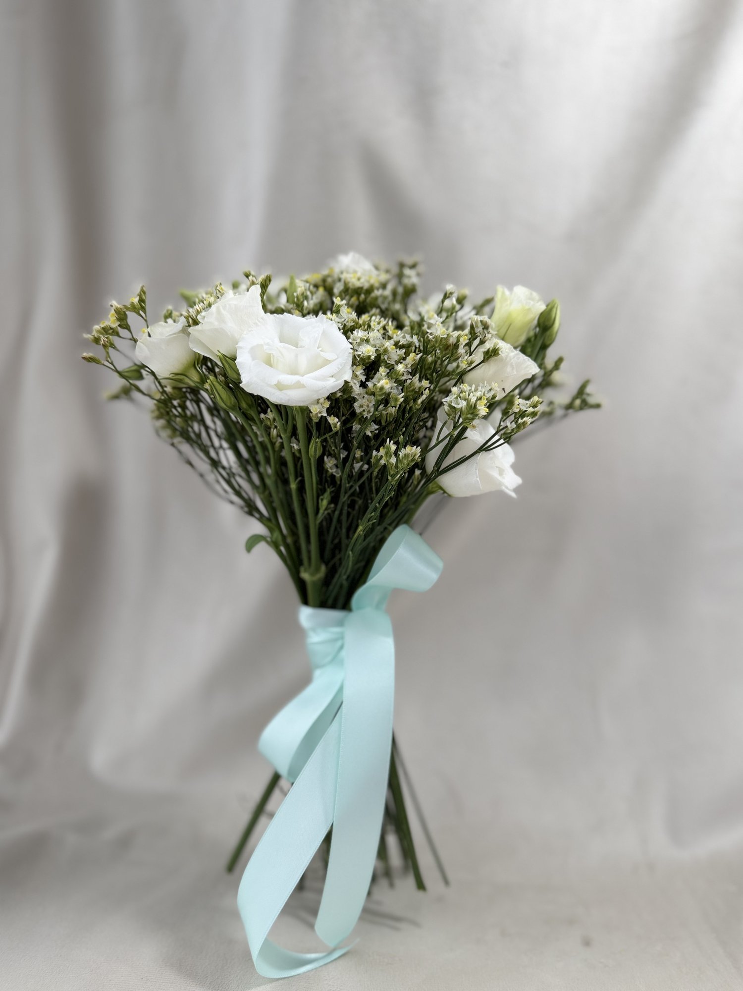 White Poetry – Buchet de mireasă delicat cu eustoma albă și limonium - Imagine 3