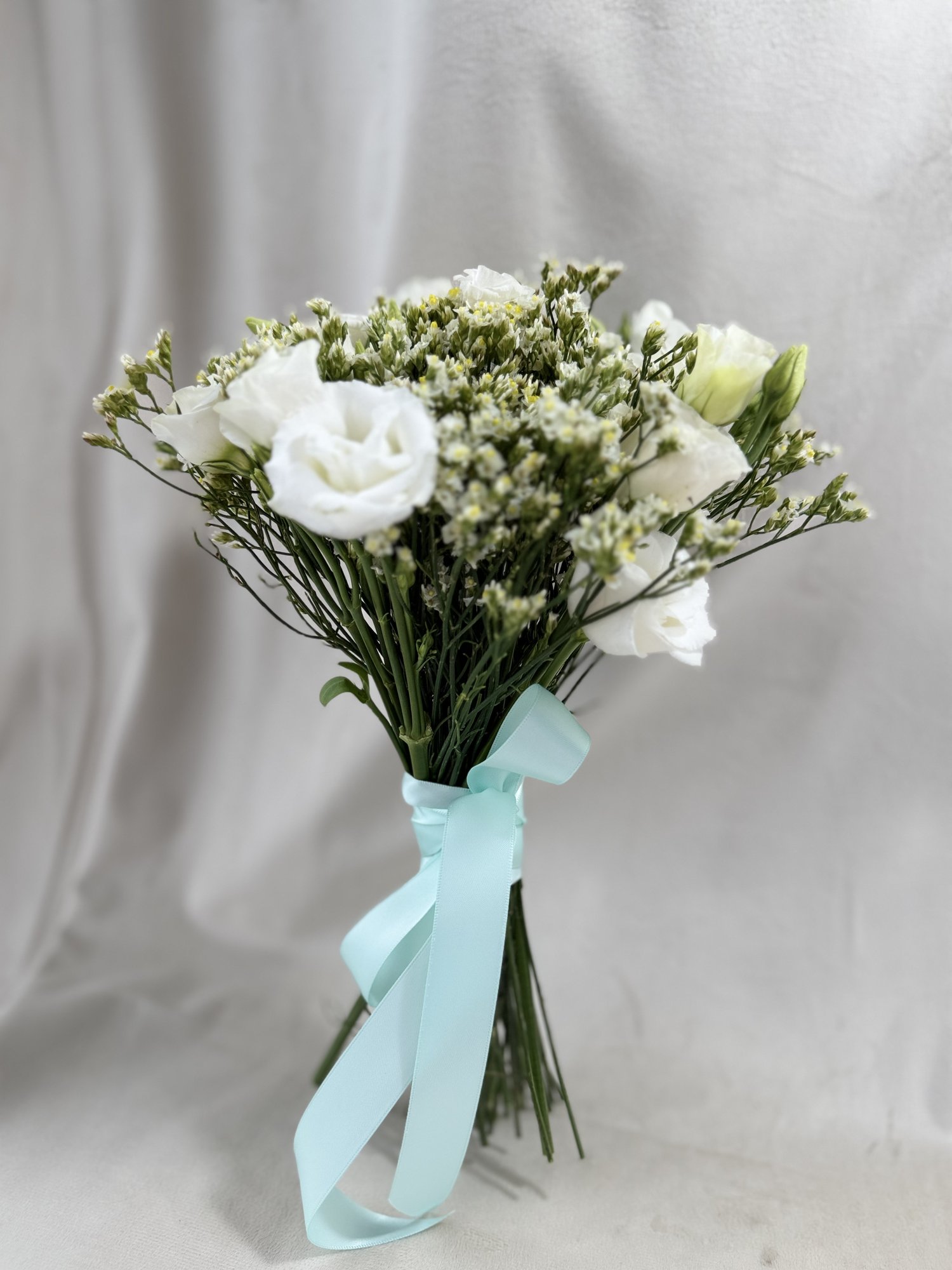 White Poetry – Buchet de mireasă delicat cu eustoma albă și limonium - Imagine 4