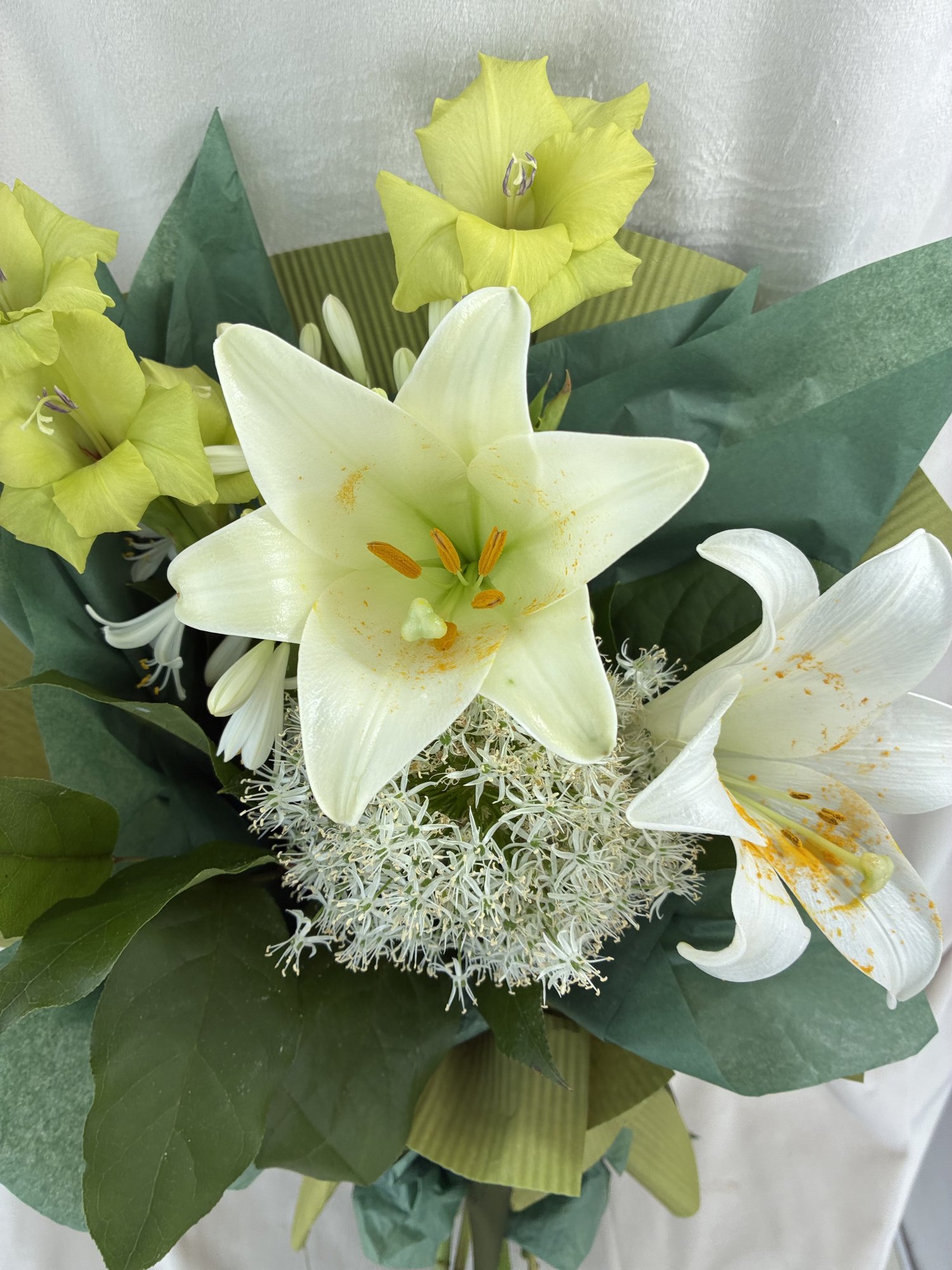 Emerald Grace – Buchet elegant cu crini albi, agapanthus și accente verzi sofisticate - Imagine 2