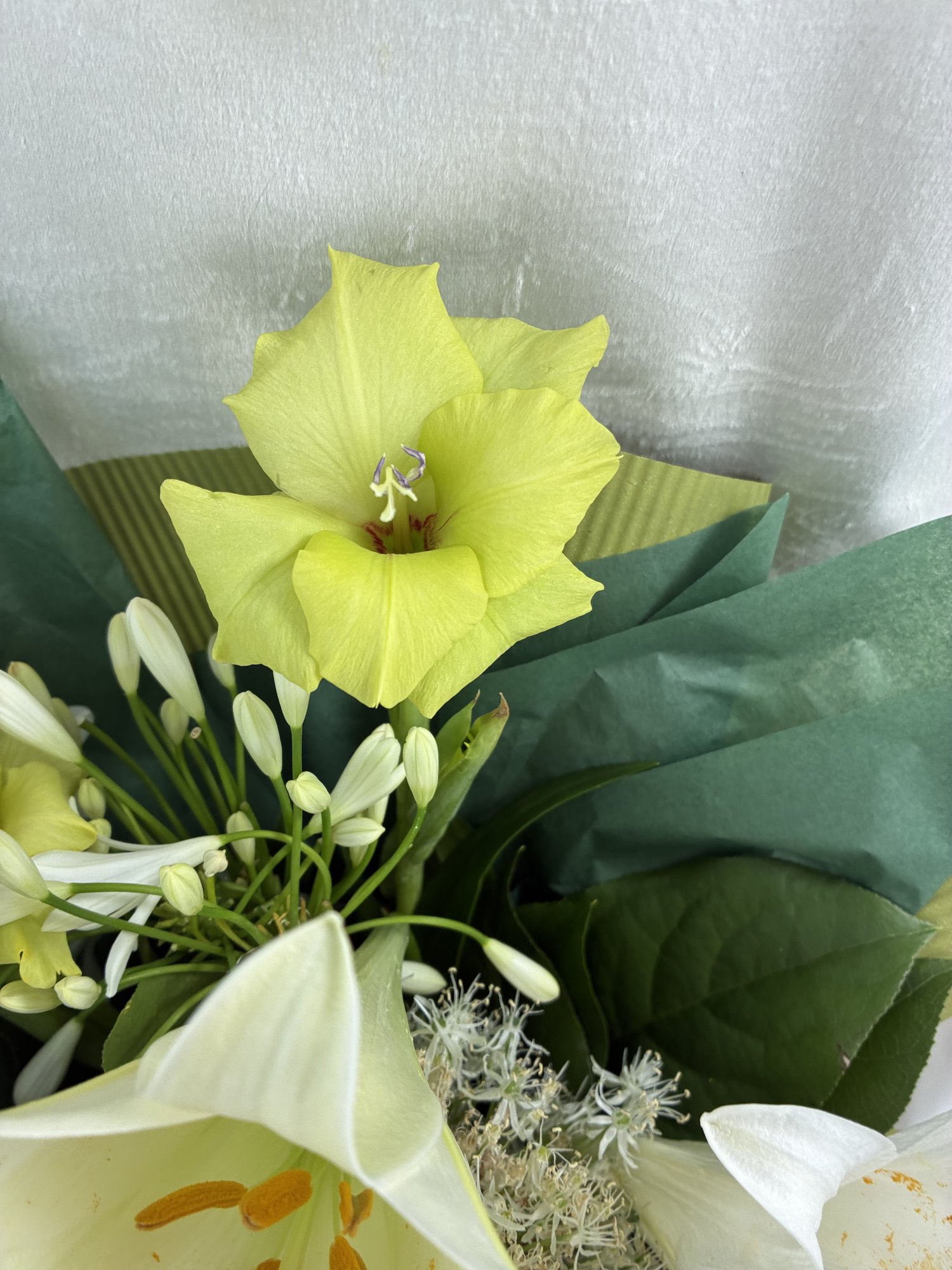 Emerald Grace – Buchet elegant cu crini albi, agapanthus și accente verzi sofisticate - Imagine 3