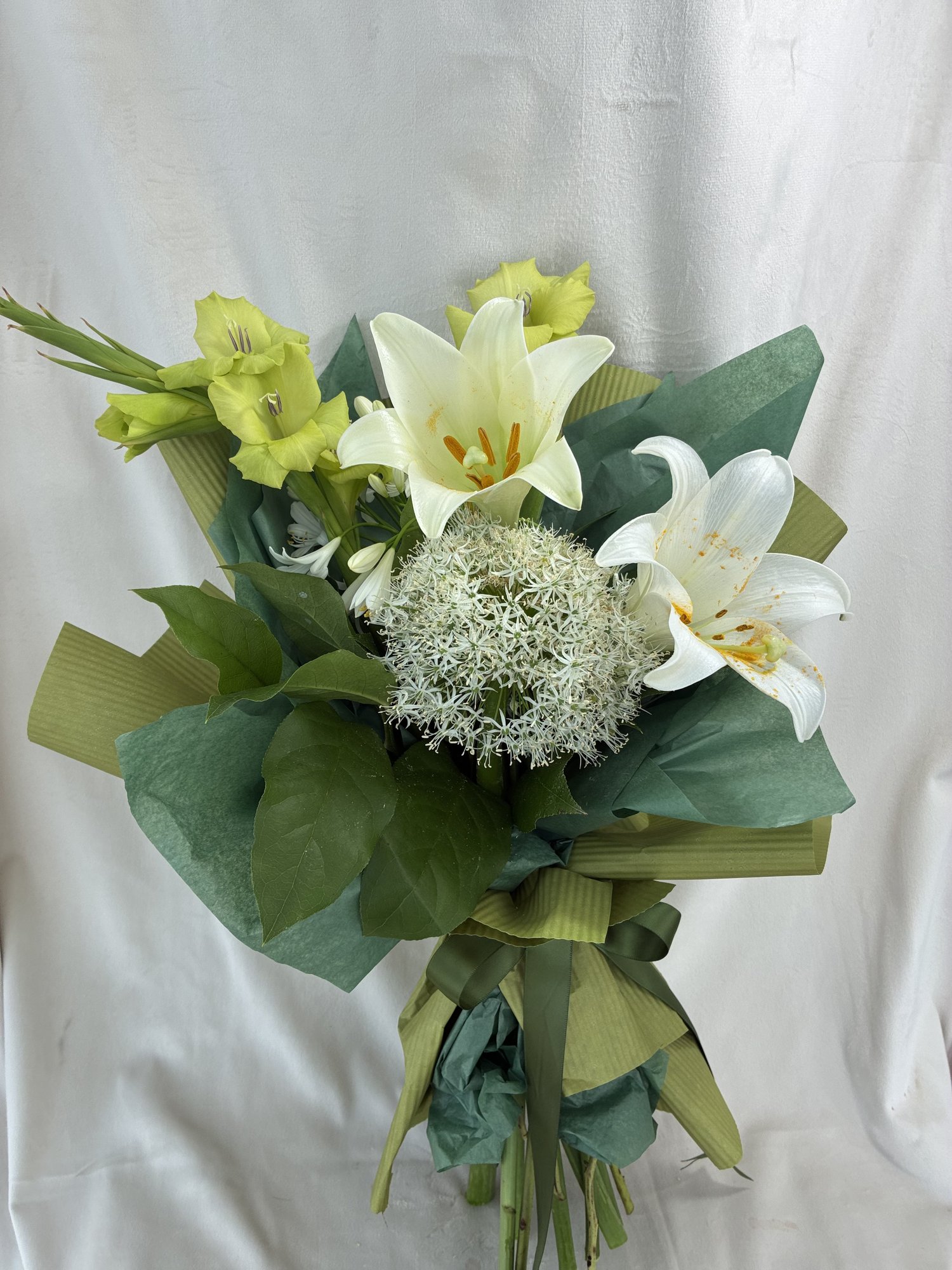 Emerald Grace – Buchet elegant cu crini albi, agapanthus și accente verzi sofisticate - Imagine 4