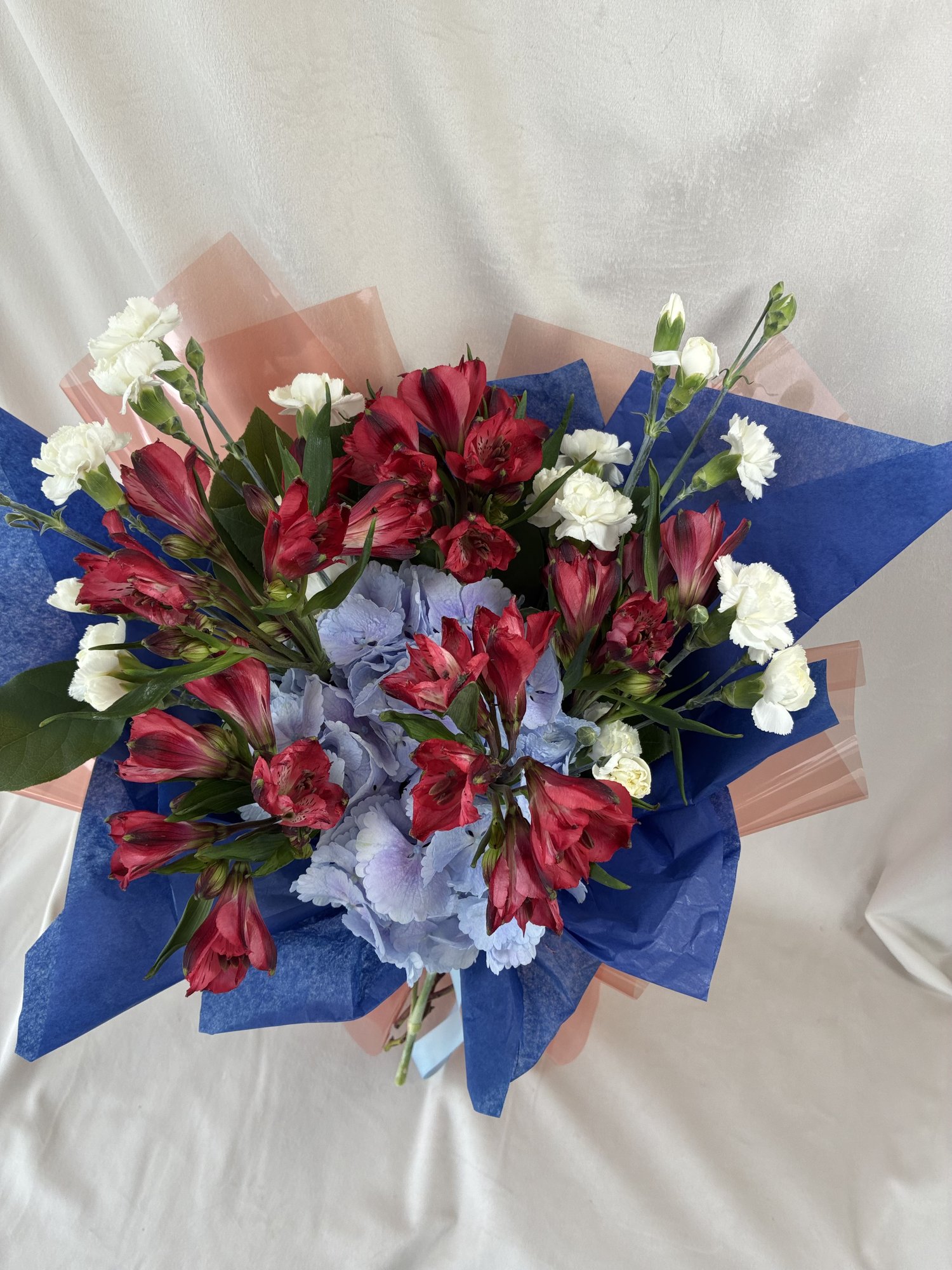 Blue Serenity – Buchet elegant cu hortensie albastră, alstroemeria și garoafe albe - Imagine 2