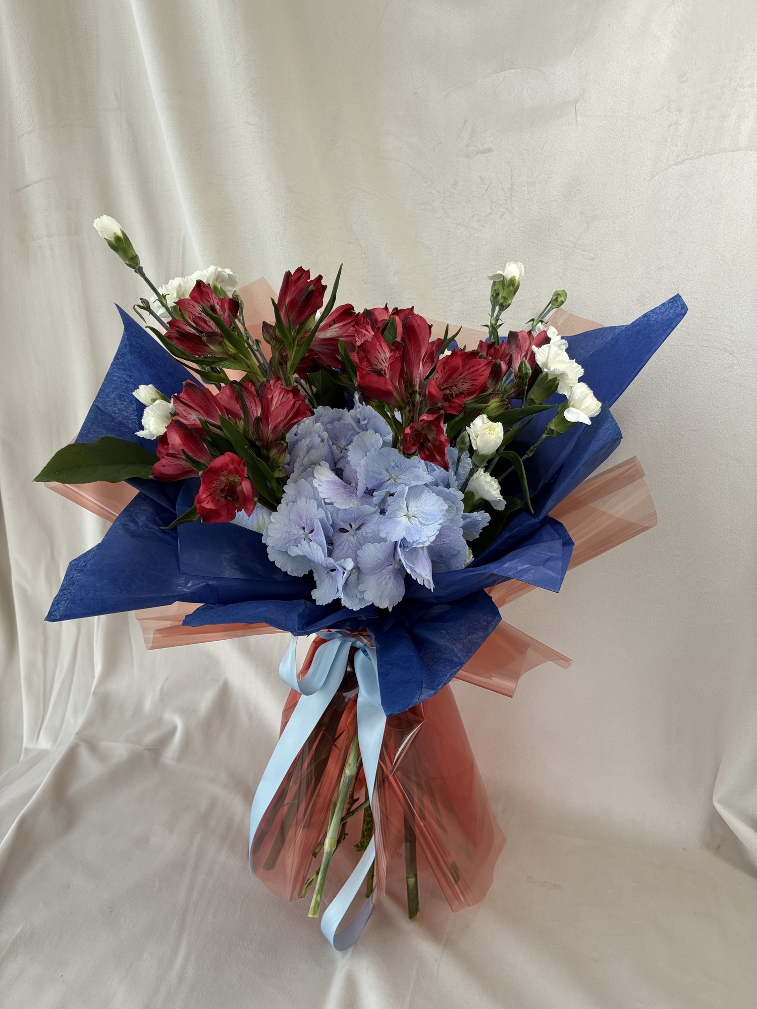 Blue Serenity – Buchet elegant cu hortensie albastră, alstroemeria și garoafe albe - Imagine 3