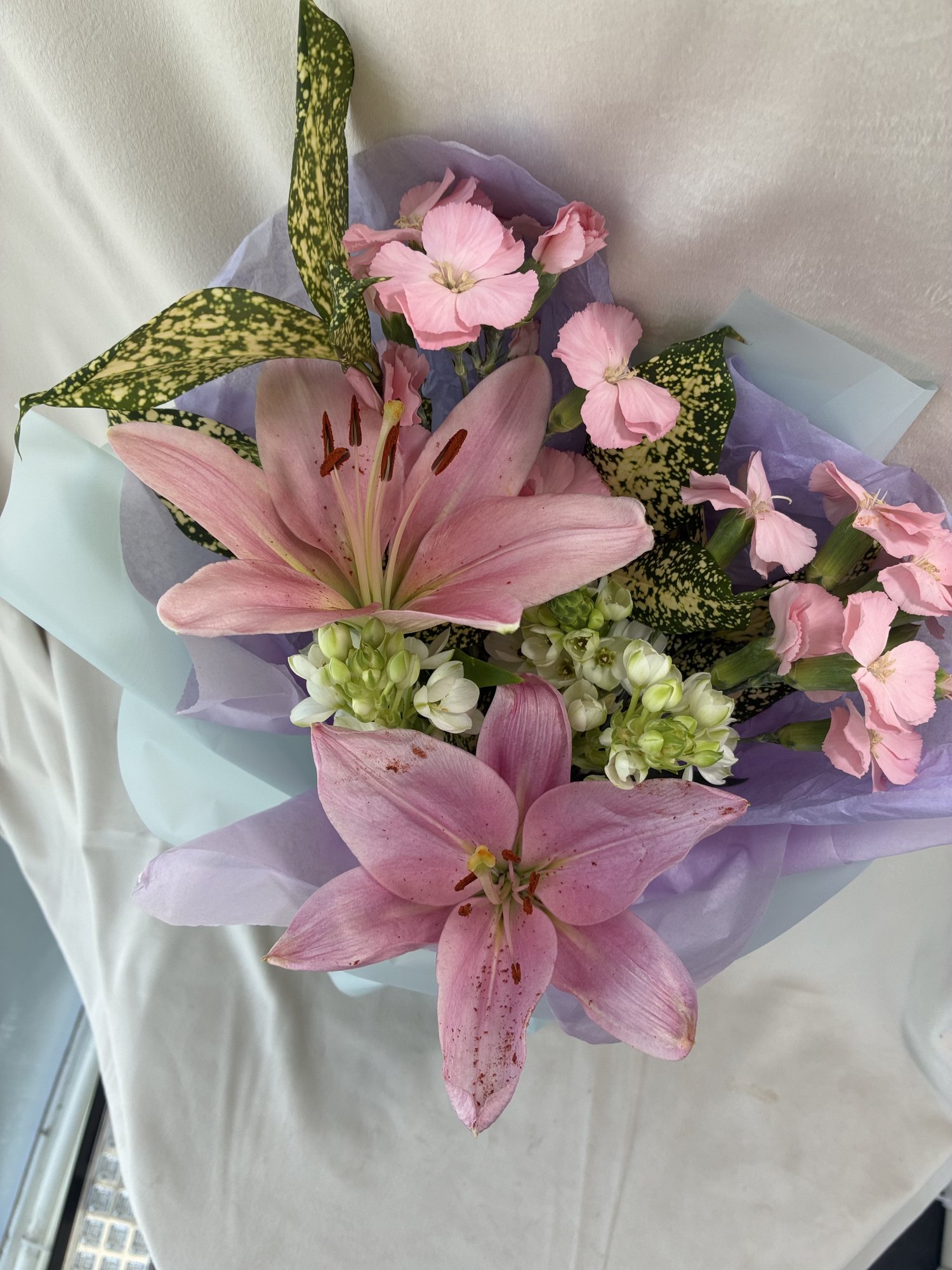 Pink Starlight – Buchet delicat cu crini roz, garoafe pastel și ornithogalum - Imagine 2