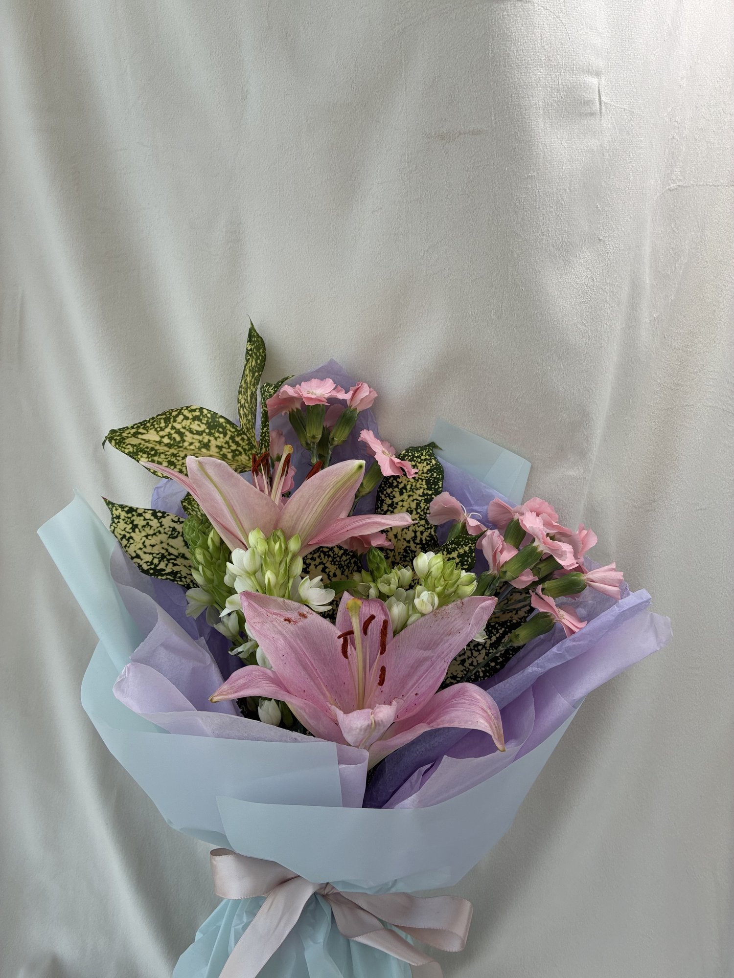 Pink Starlight – Buchet delicat cu crini roz, garoafe pastel și ornithogalum - Imagine 3