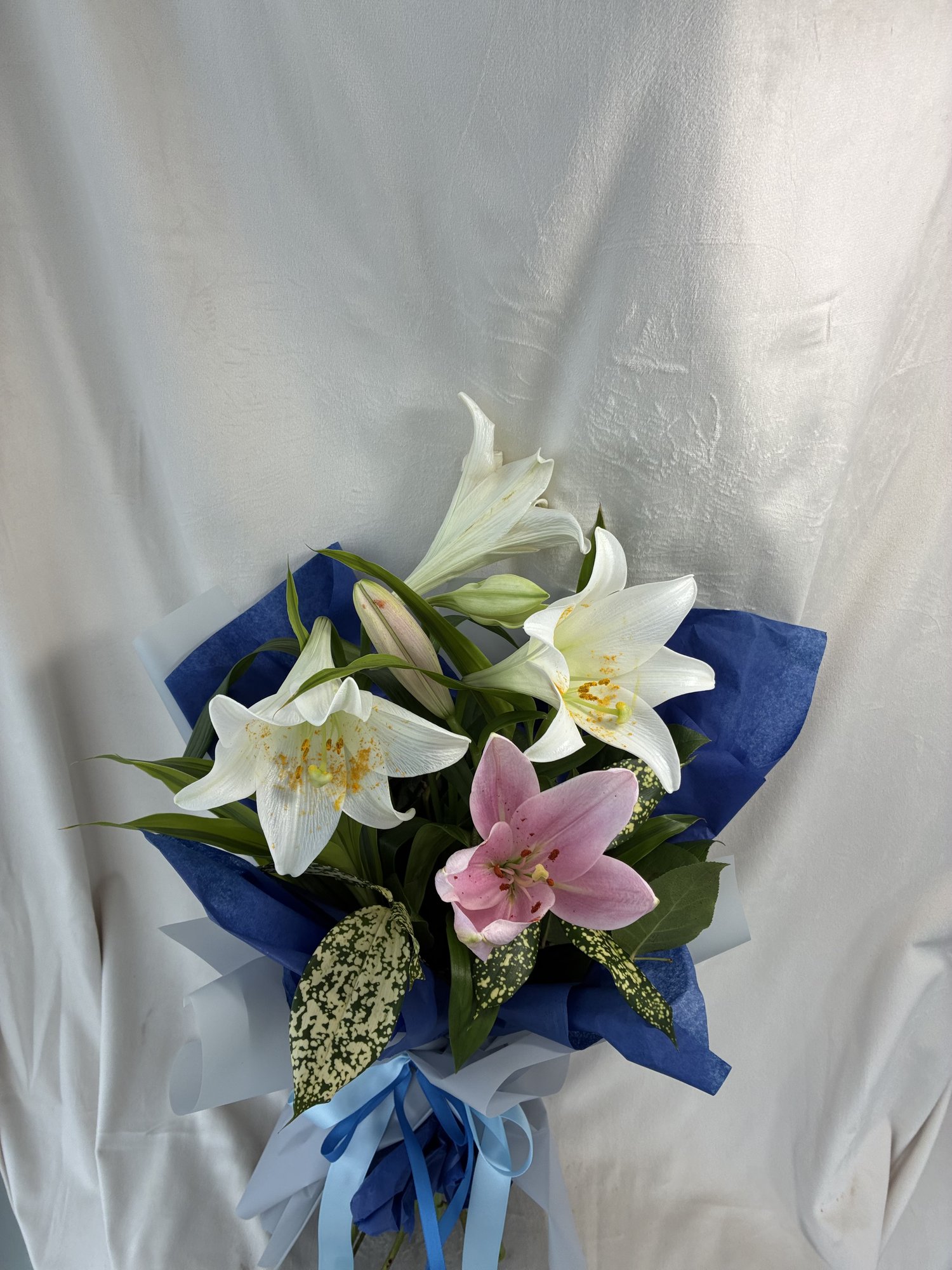 Blue Serenity – Buchet elegant cu crini imperiali în nuanțe delicate - Imagine 2