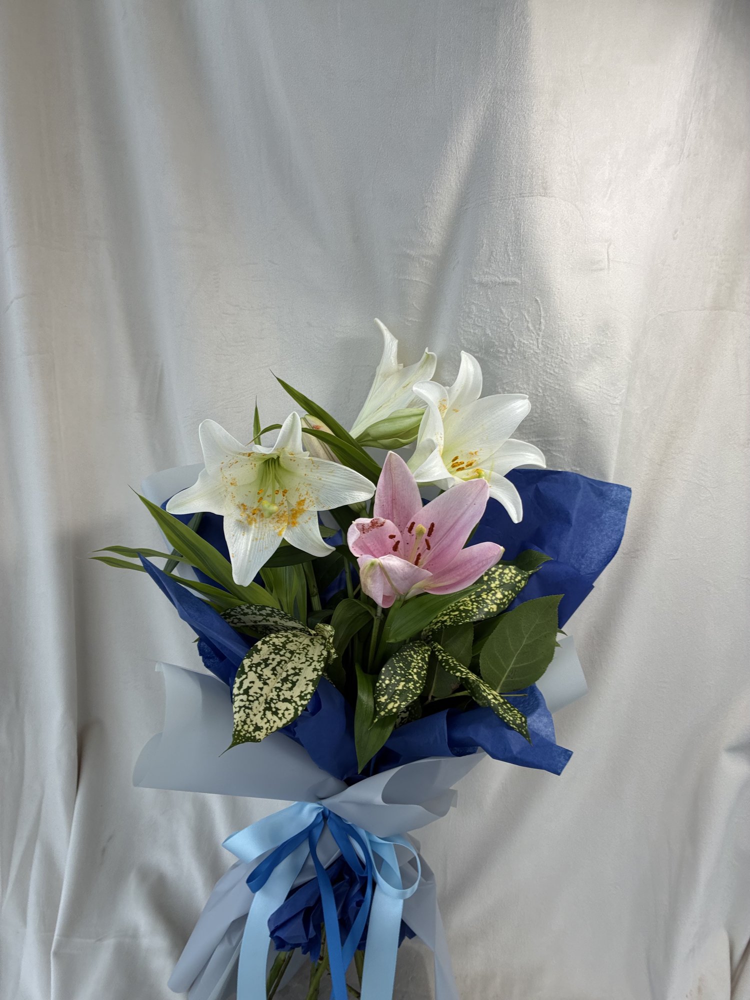 Blue Serenity – Buchet elegant cu crini imperiali în nuanțe delicate - Imagine 3