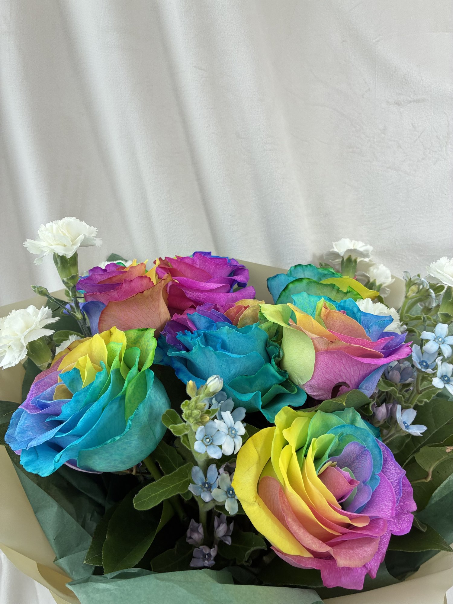 Rainbow Symphony – Buchet spectaculos cu trandafiri curcubeu și accente delicate - Imagine 2