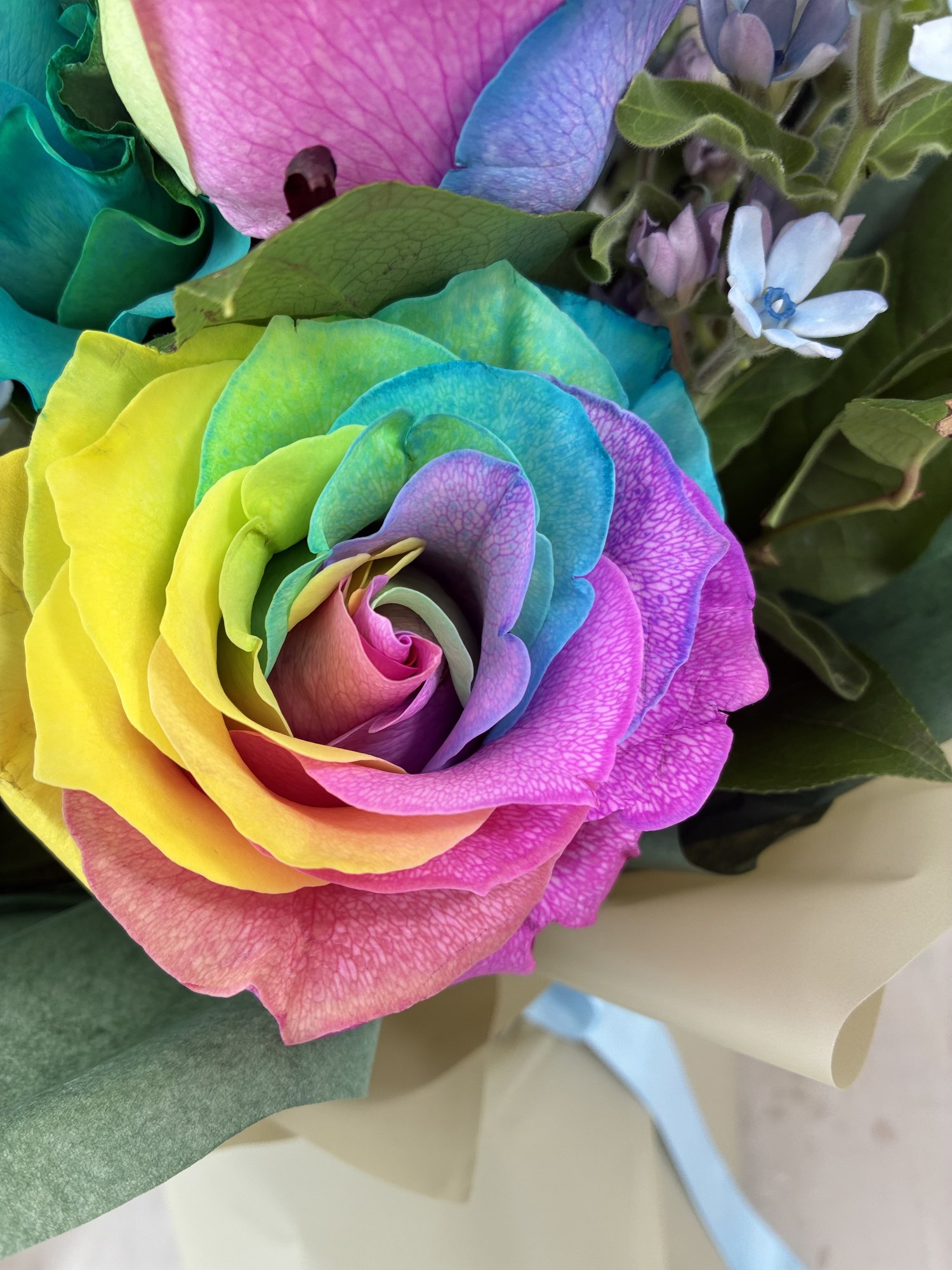 Rainbow Symphony – Buchet spectaculos cu trandafiri curcubeu și accente delicate - Imagine 3