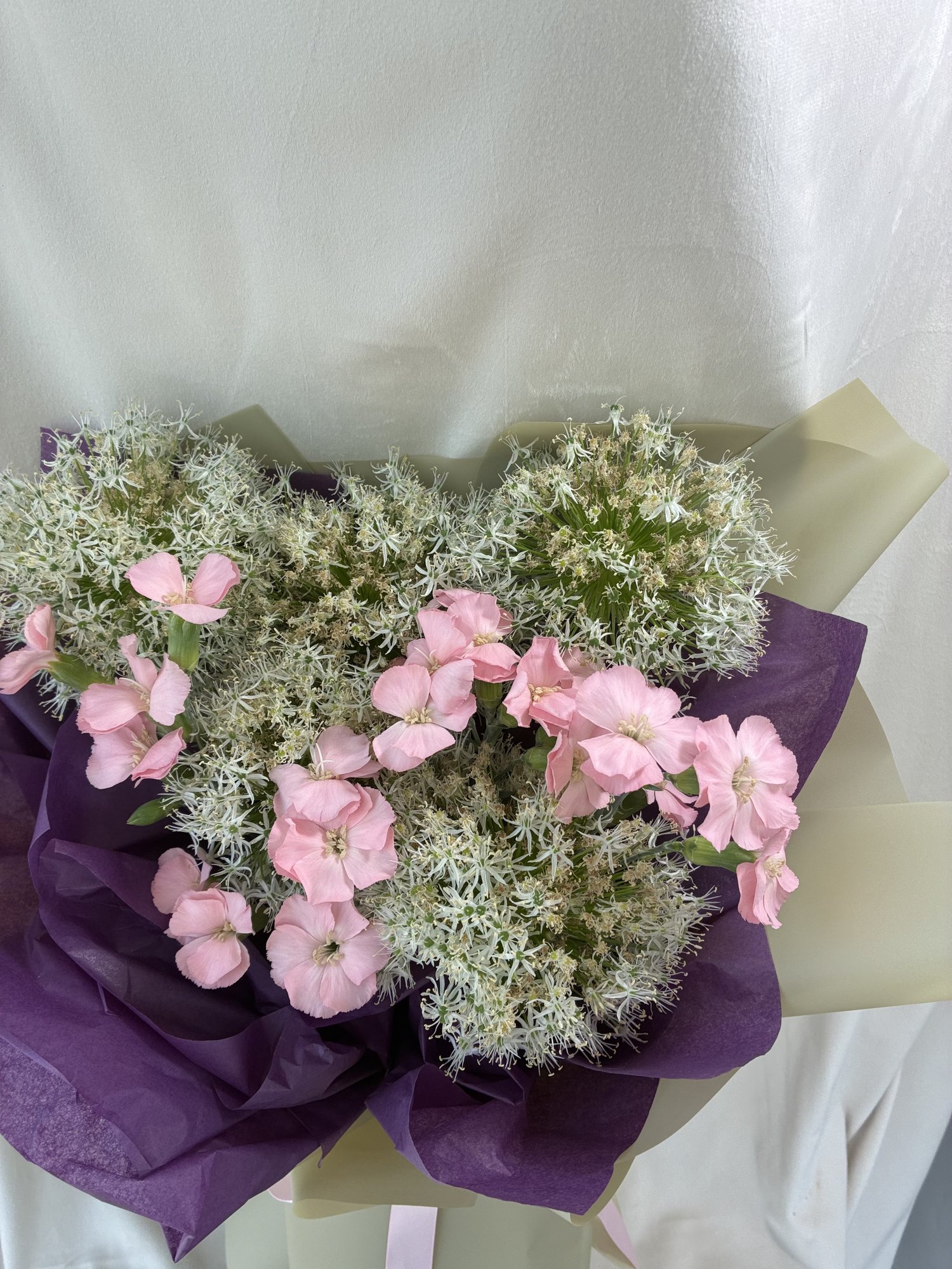 Cloud of Blush – Buchet aerat cu allium alb și garoafe roz pastel - Imagine 2