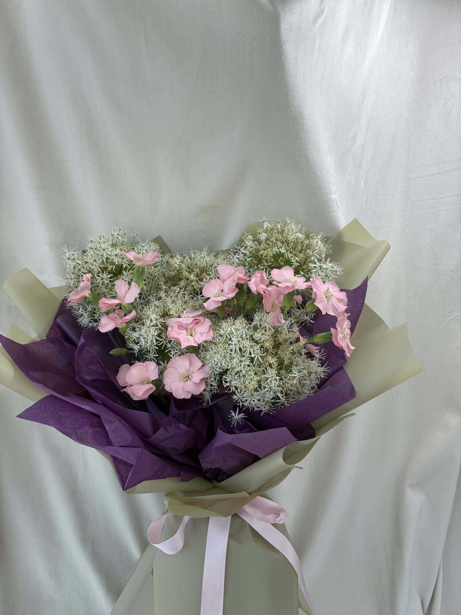 Cloud of Blush – Buchet aerat cu allium alb și garoafe roz pastel - Imagine 3