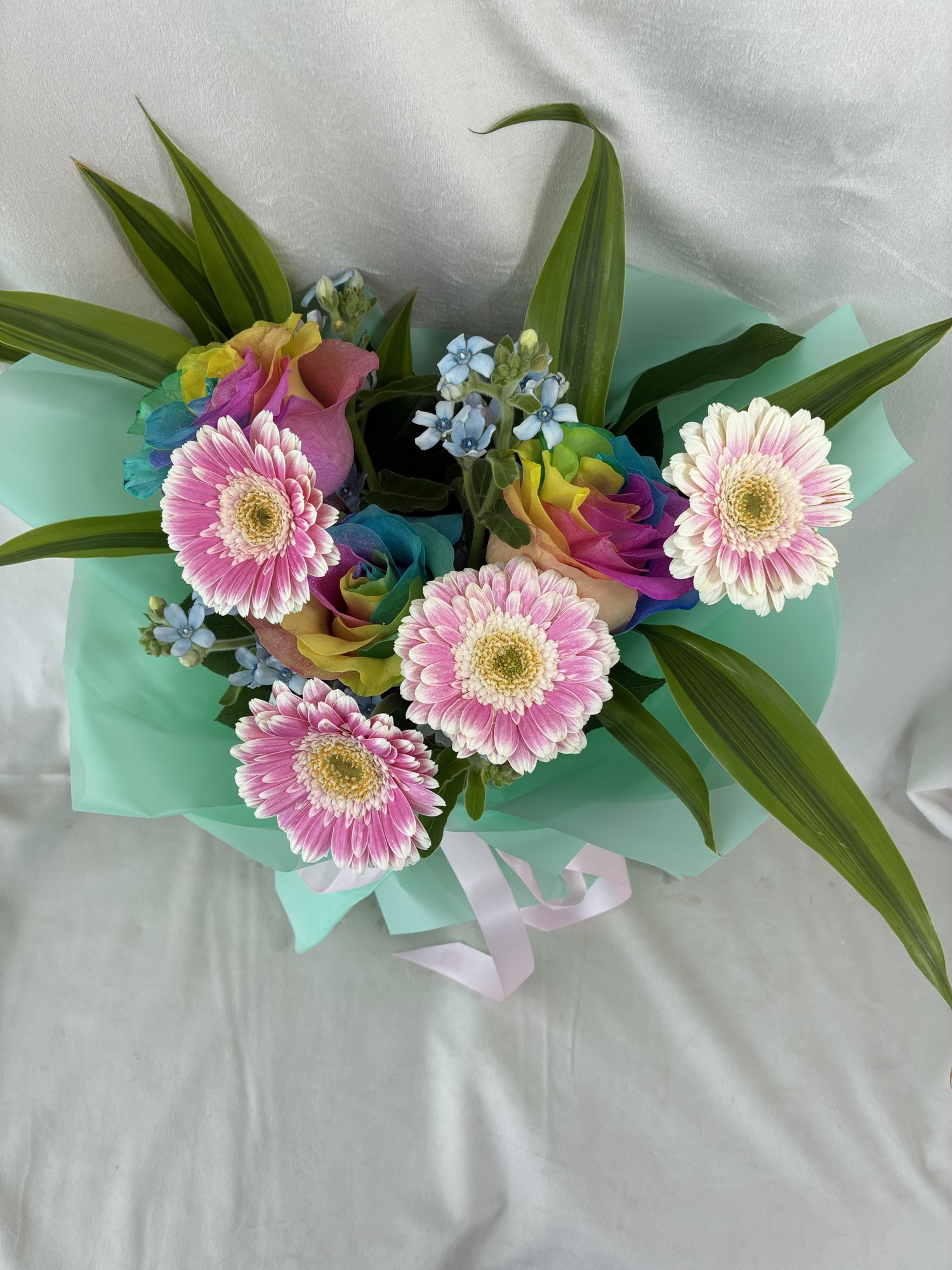 Rainbow Garden – Buchet vesel cu trandafiri curcubeu, gerbera roz și accente albastre - Imagine 2
