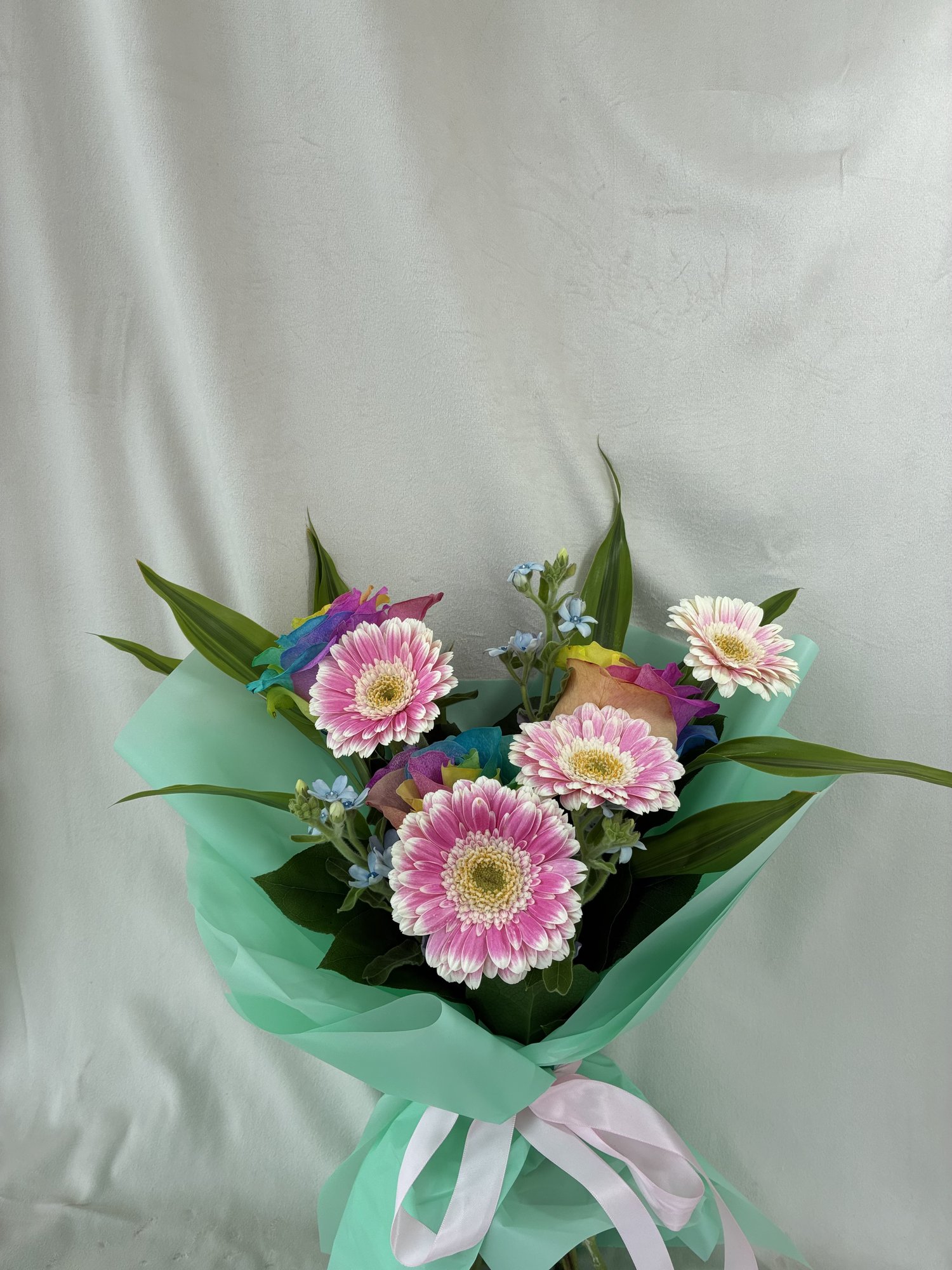 Rainbow Garden – Buchet vesel cu trandafiri curcubeu, gerbera roz și accente albastre - Imagine 3