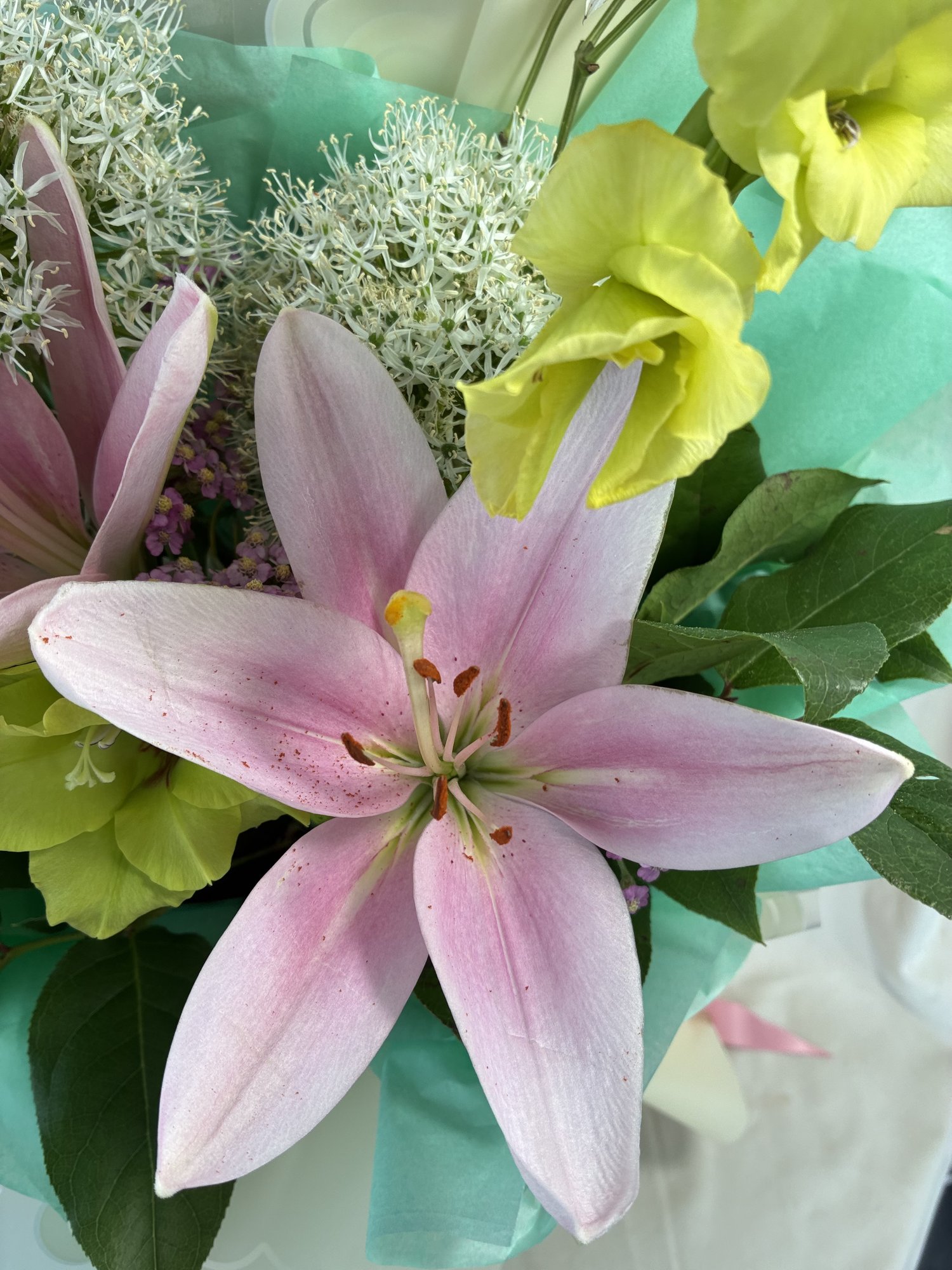 Mint Blossom – Buchet elegant cu crini roz, gladiole și allium alb - Imagine 2