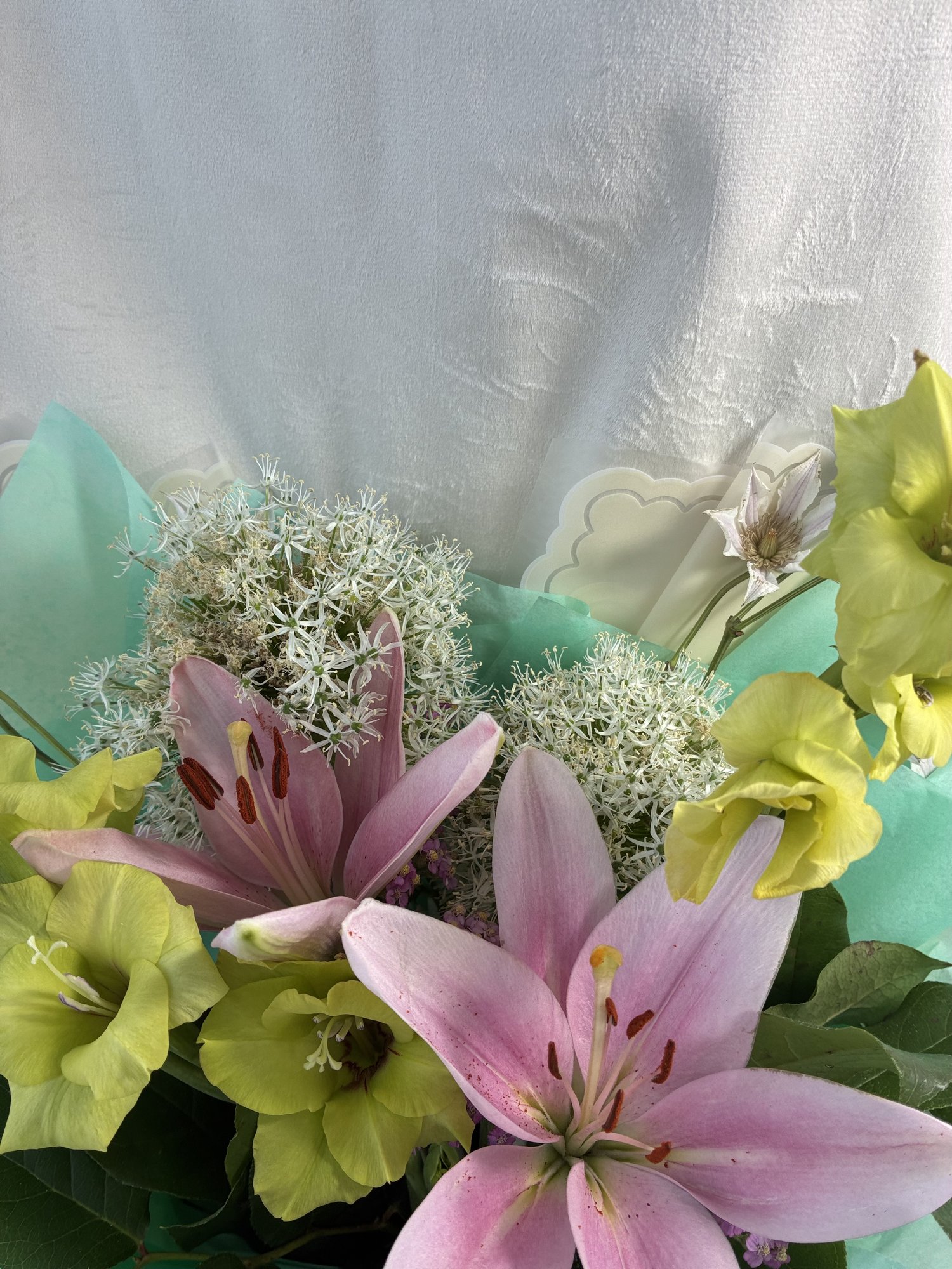 Mint Blossom – Buchet elegant cu crini roz, gladiole și allium alb - Imagine 3