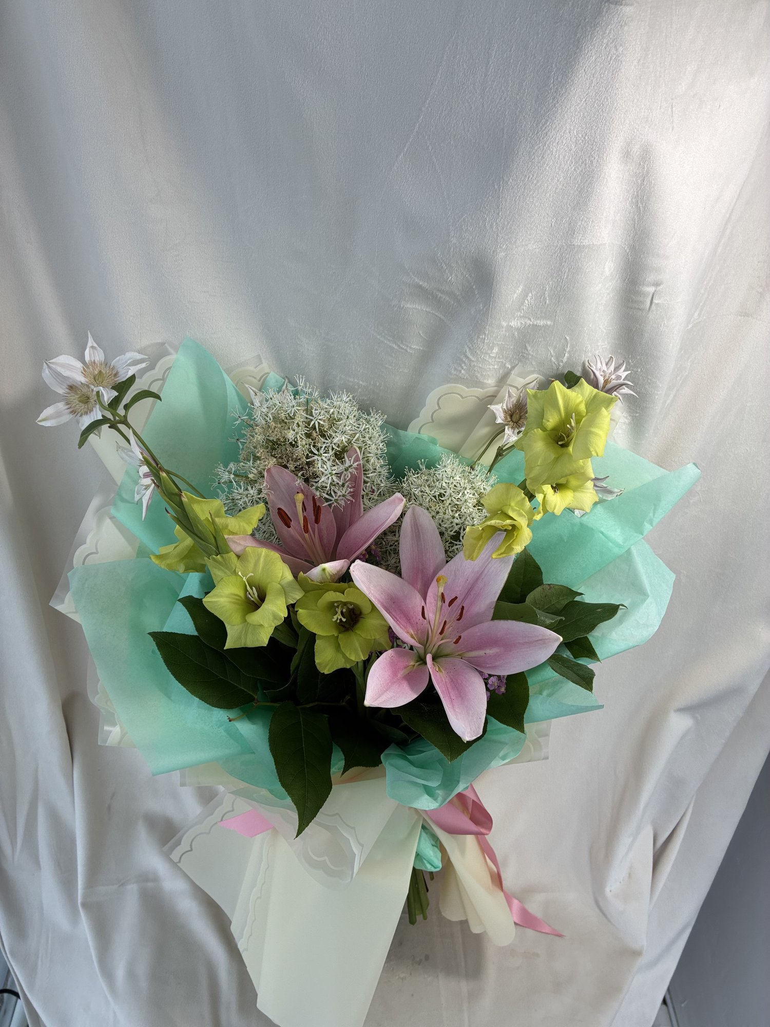 Mint Blossom – Buchet elegant cu crini roz, gladiole și allium alb - Imagine 4