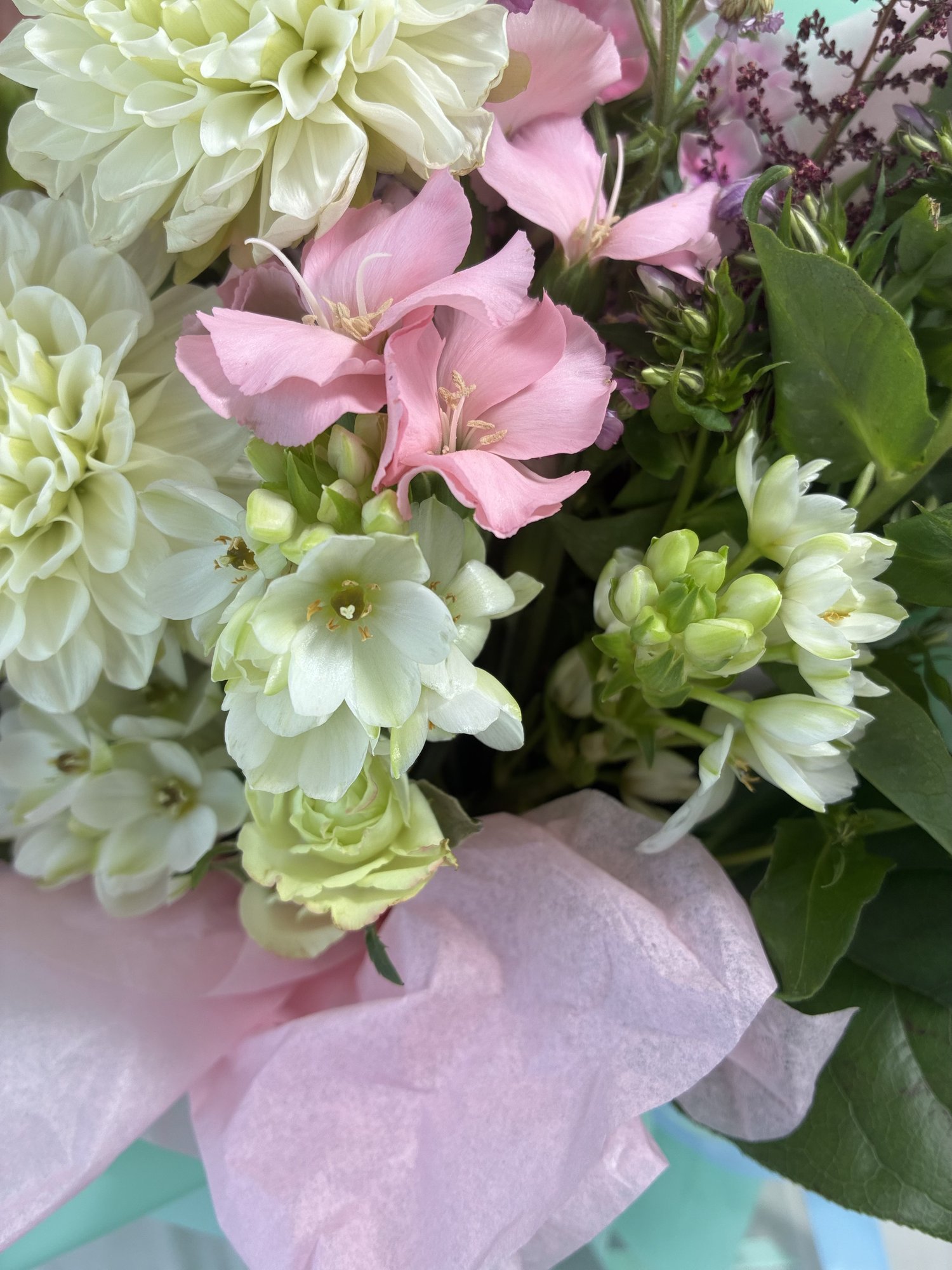 Mint Éclat – Buchet premium cu dalii albe, crin roz și ornithogalum - Imagine 2