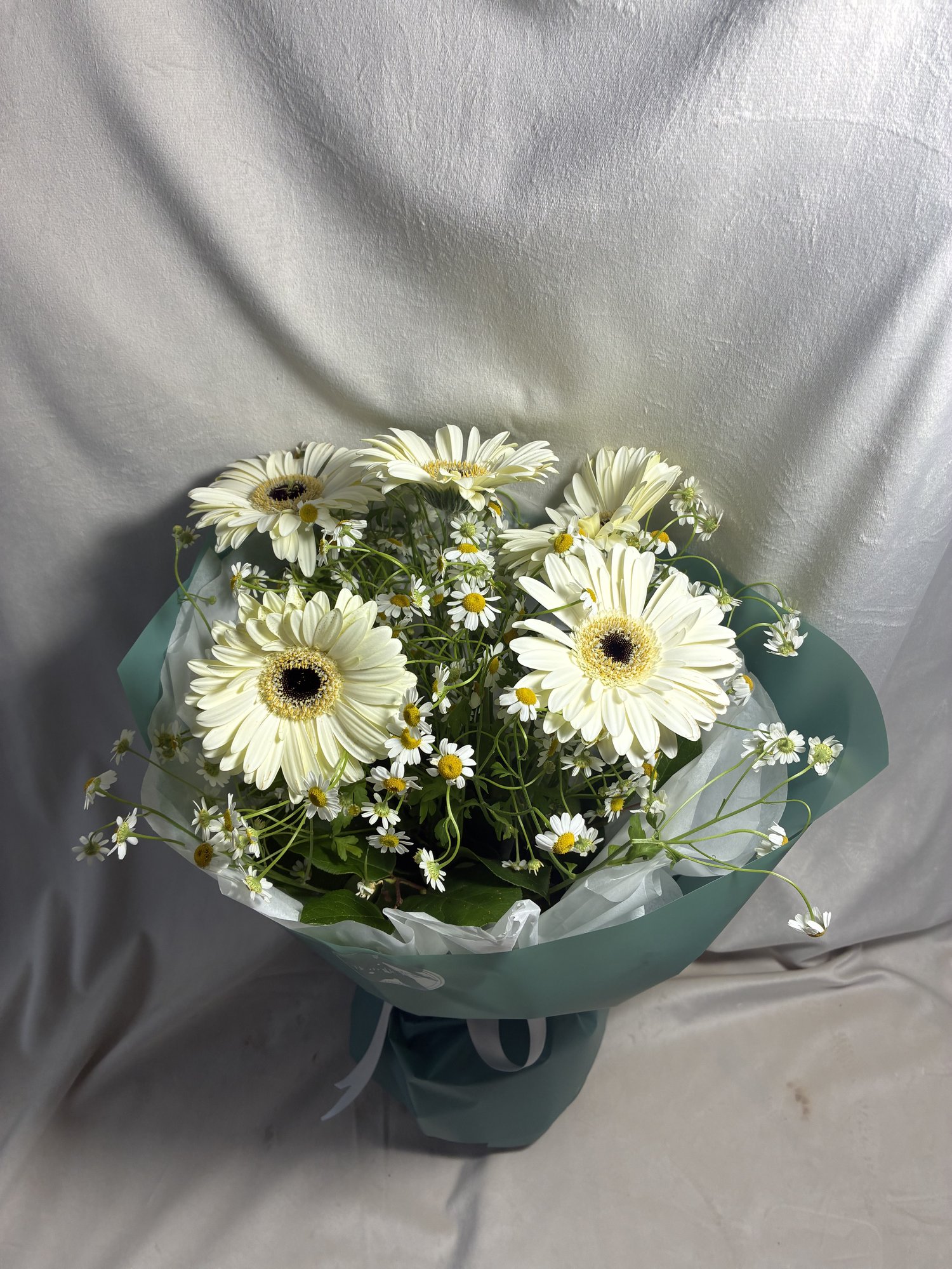 White Meadow – Buchet Delicat cu Gerbera Albă și Mușețel, Inspirat de Pajiștile de Vară