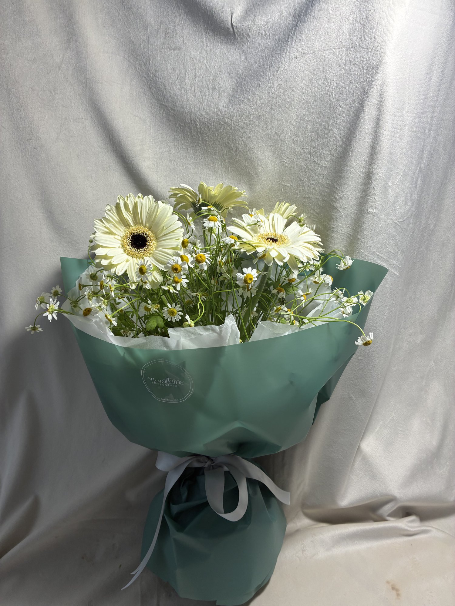 White Meadow – Buchet Delicat cu Gerbera Albă și Mușețel, Inspirat de Pajiștile de Vară - Imagine 2