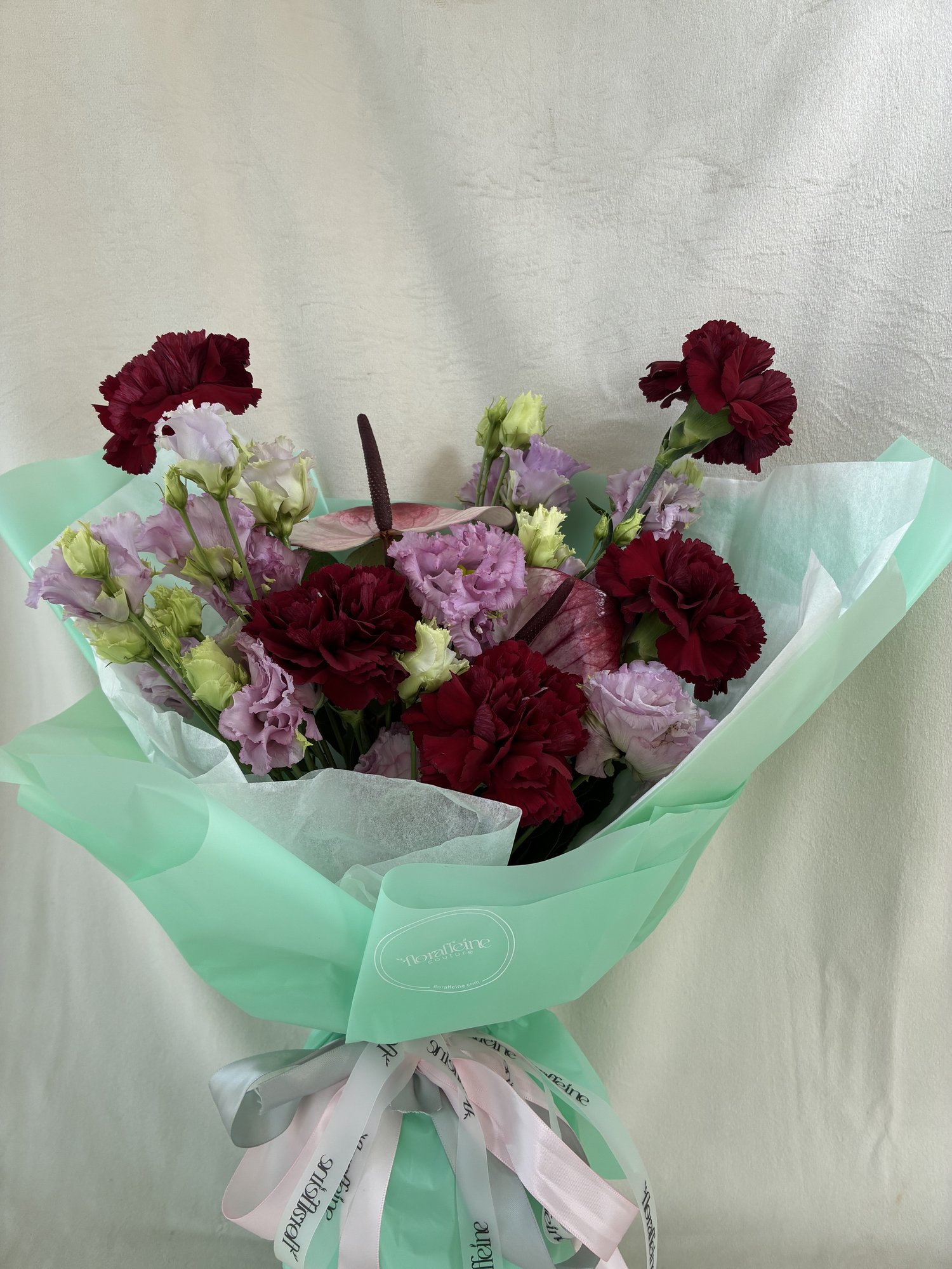 Burgundy Romance – Buchet Elegant cu Garoafe Roșii, Anthurium Roz și Eustoma Delicată