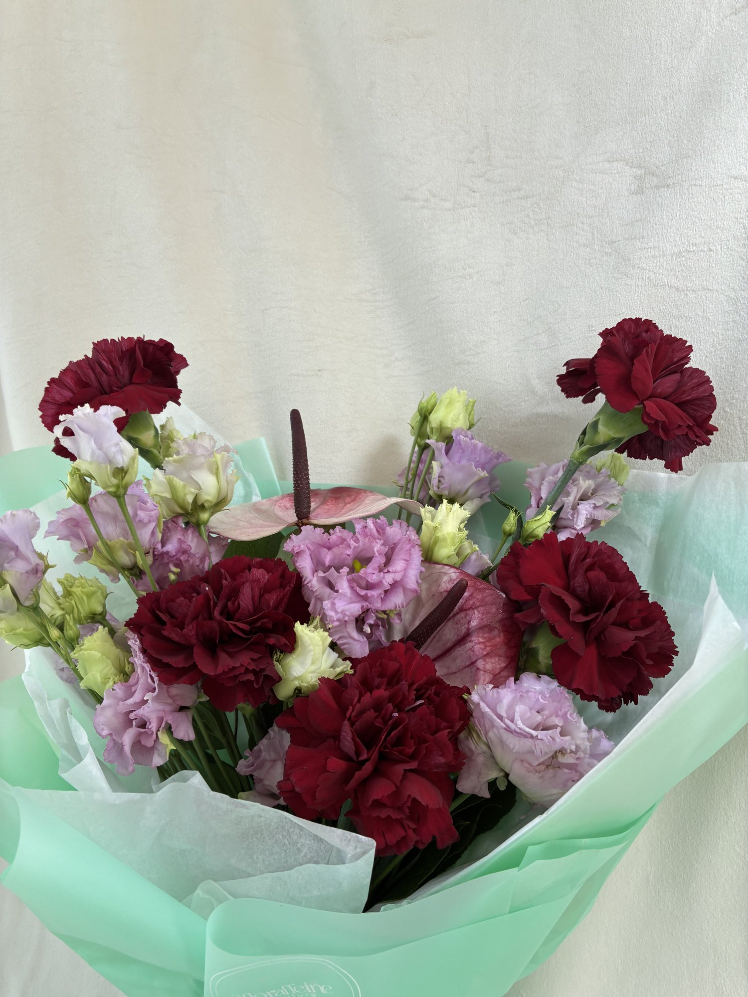 Burgundy Romance – Buchet Elegant cu Garoafe Roșii, Anthurium Roz și Eustoma Delicată - Imagine 2