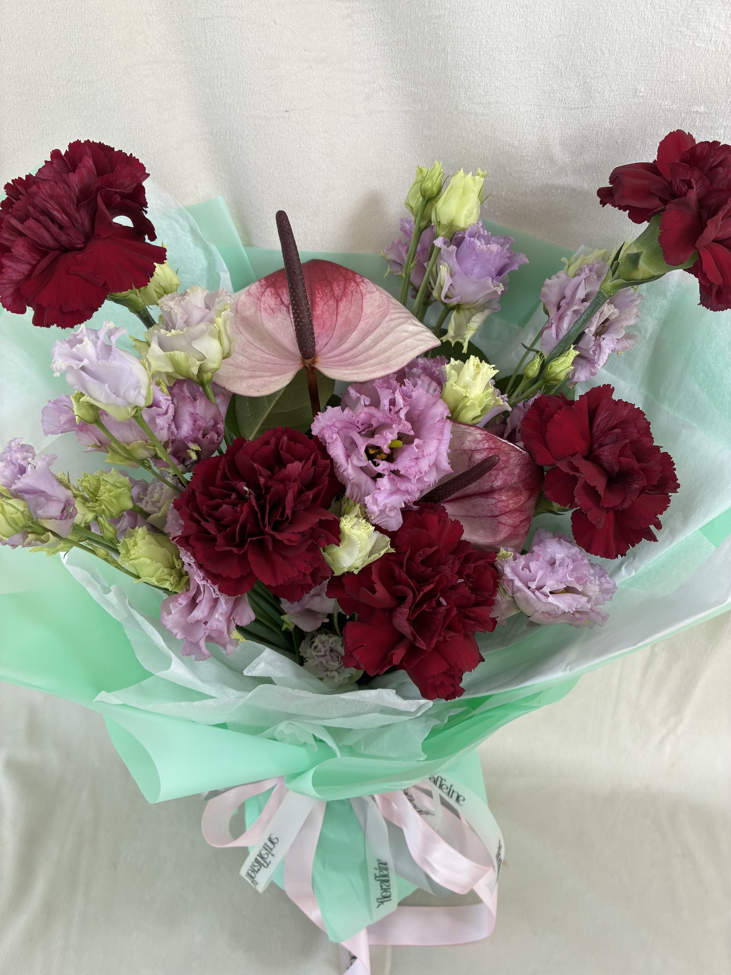 Burgundy Romance – Buchet Elegant cu Garoafe Roșii, Anthurium Roz și Eustoma Delicată - Imagine 3