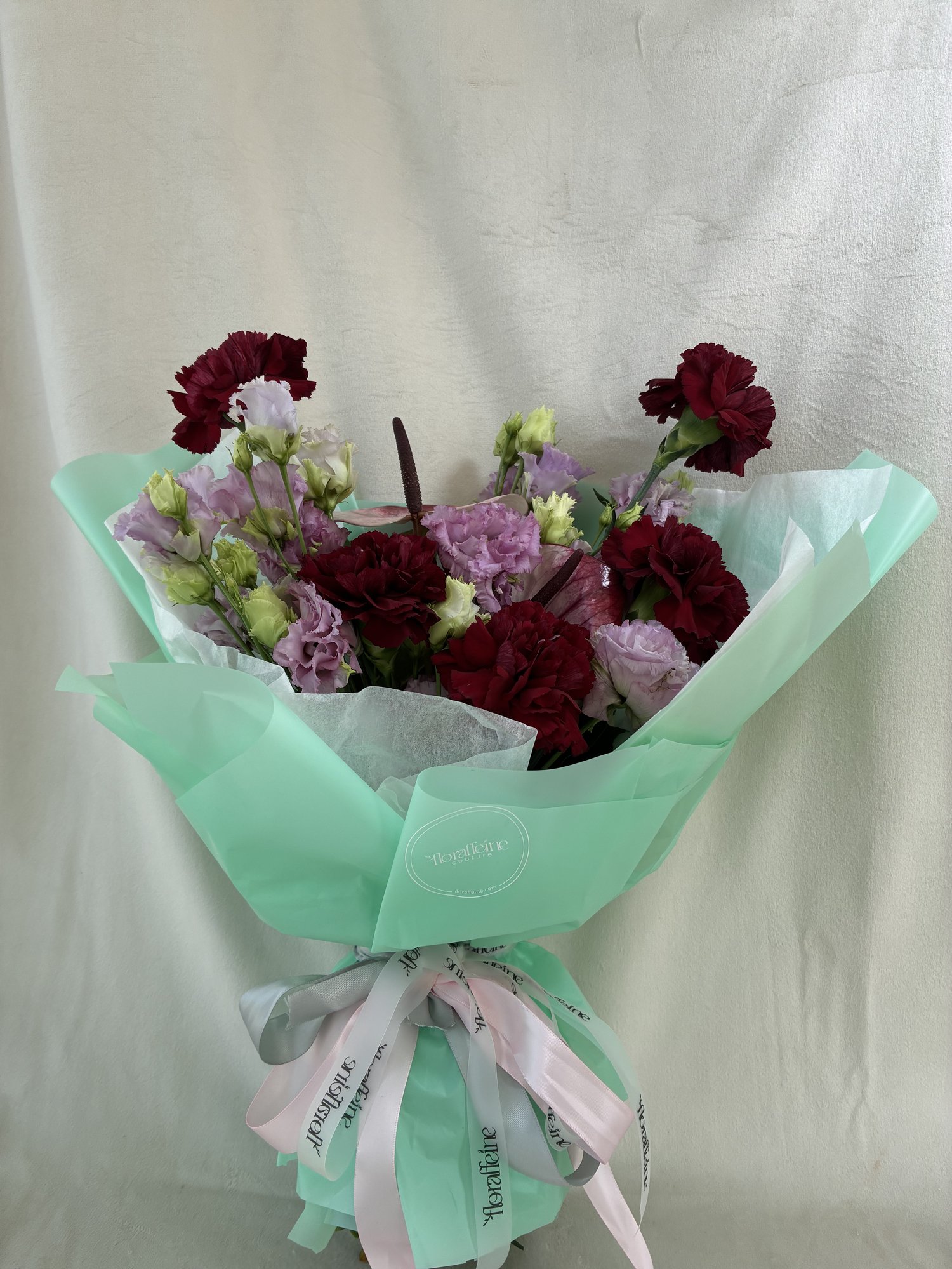 Burgundy Romance – Buchet Elegant cu Garoafe Roșii, Anthurium Roz și Eustoma Delicată - Imagine 4