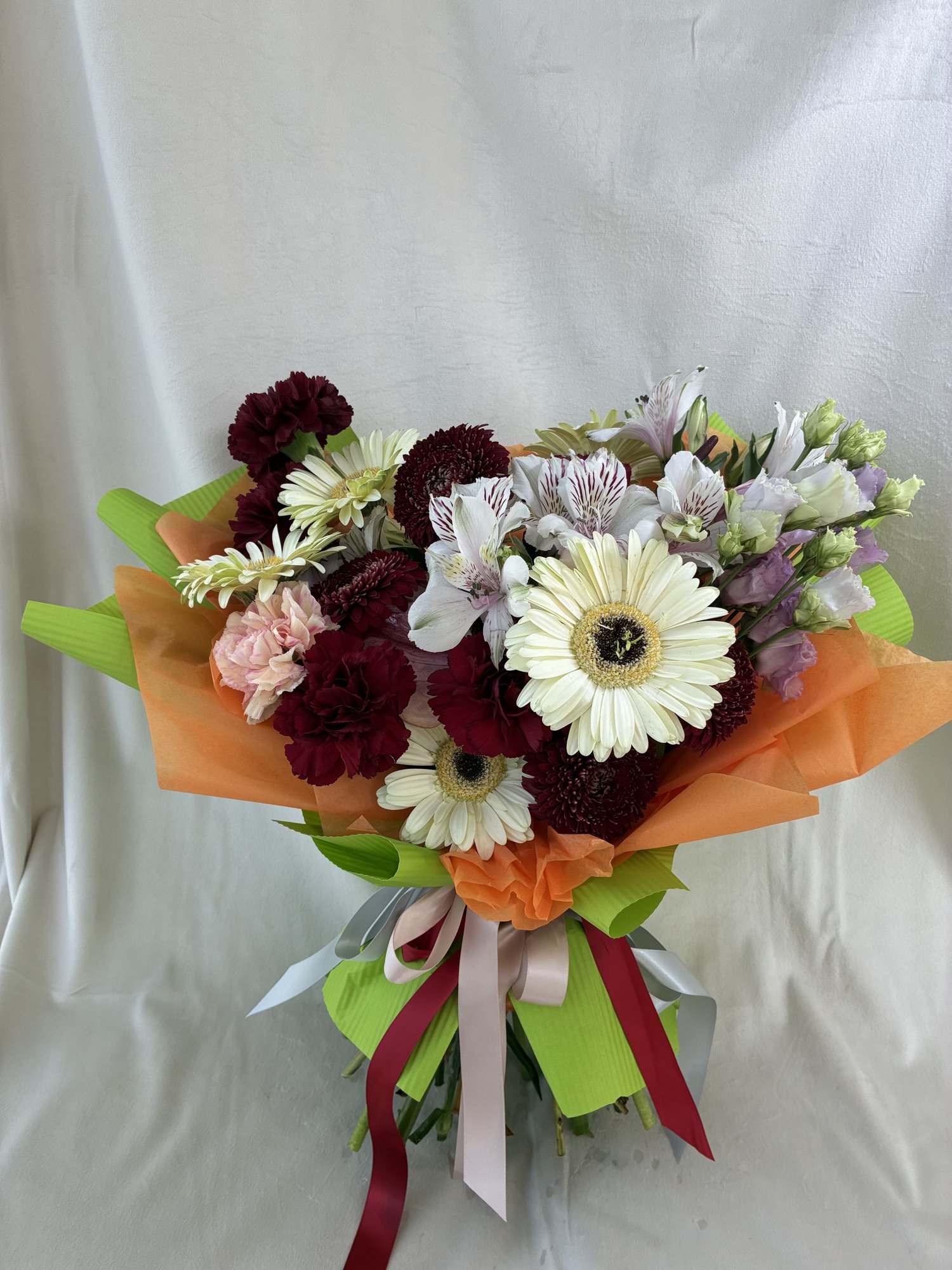 Autumn Velvet – Buchet Elegant cu Gerbera Albă, Garoafe Bordo, Alstroemeria și Eustoma