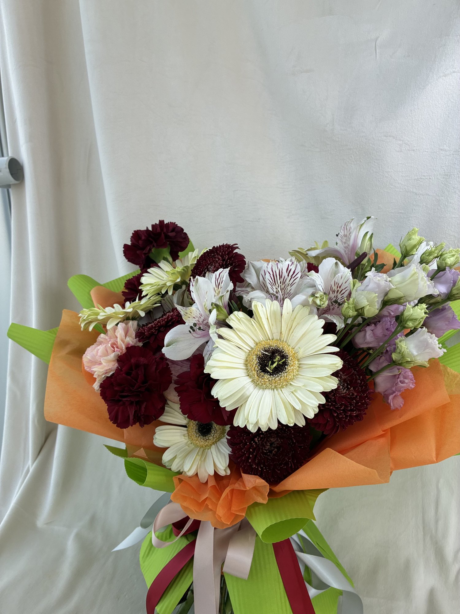 Autumn Velvet – Buchet Elegant cu Gerbera Albă, Garoafe Bordo, Alstroemeria și Eustoma - Imagine 2