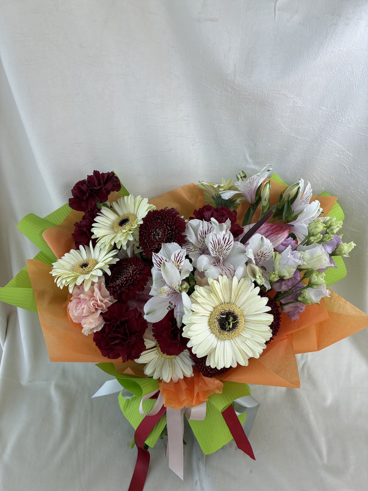 Autumn Velvet – Buchet Elegant cu Gerbera Albă, Garoafe Bordo, Alstroemeria și Eustoma - Imagine 3