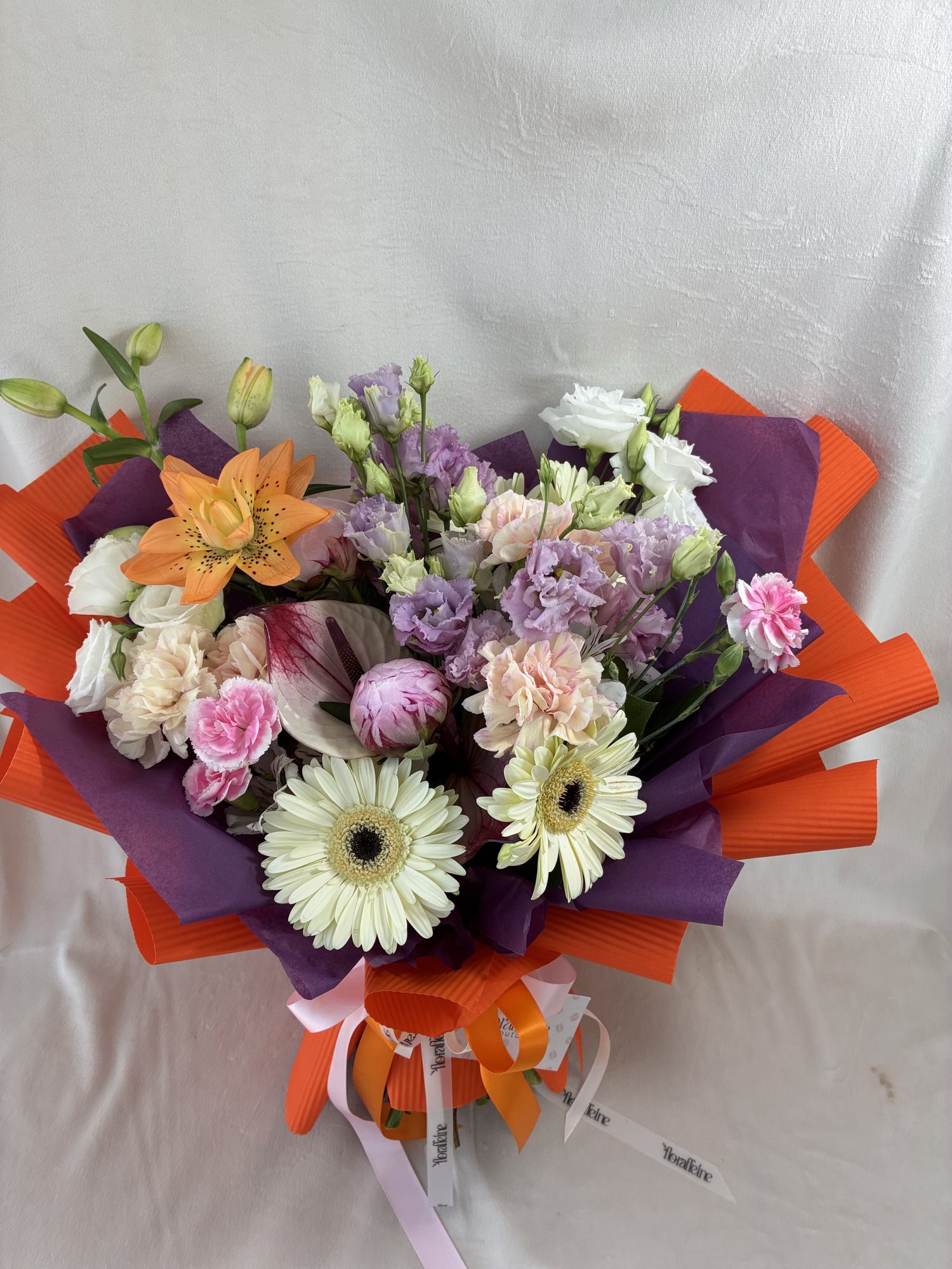 Sunset Elegance – Buchet Premium cu Bujori, Anthurium, Crin Portocaliu și Eustoma Delicată