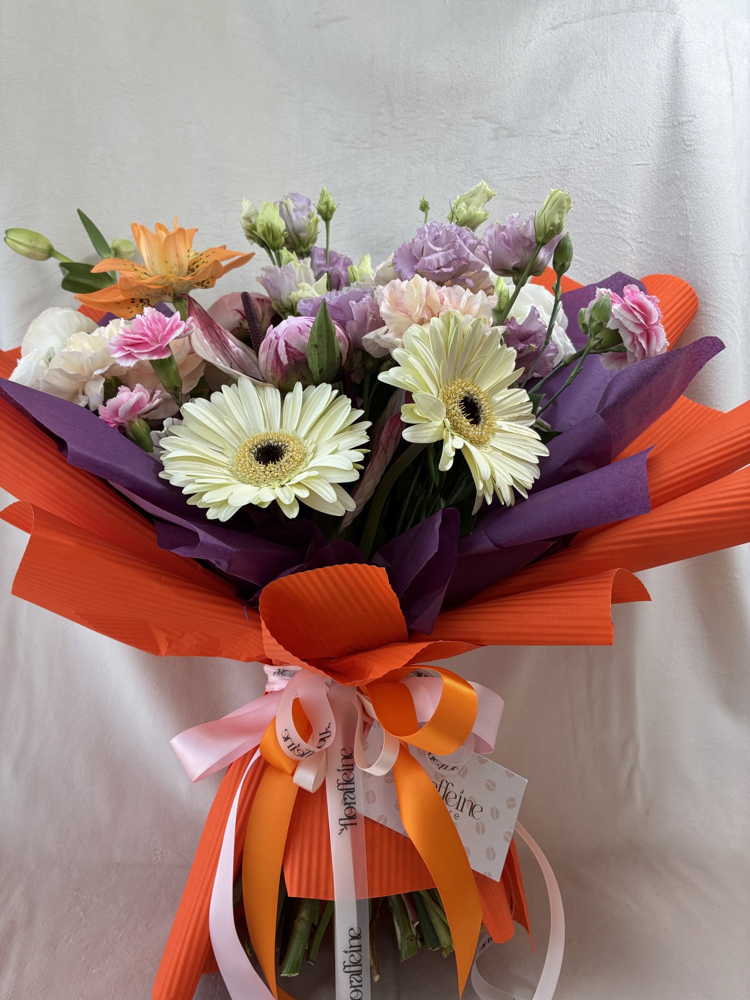 Sunset Elegance – Buchet Premium cu Bujori, Anthurium, Crin Portocaliu și Eustoma Delicată - Imagine 2