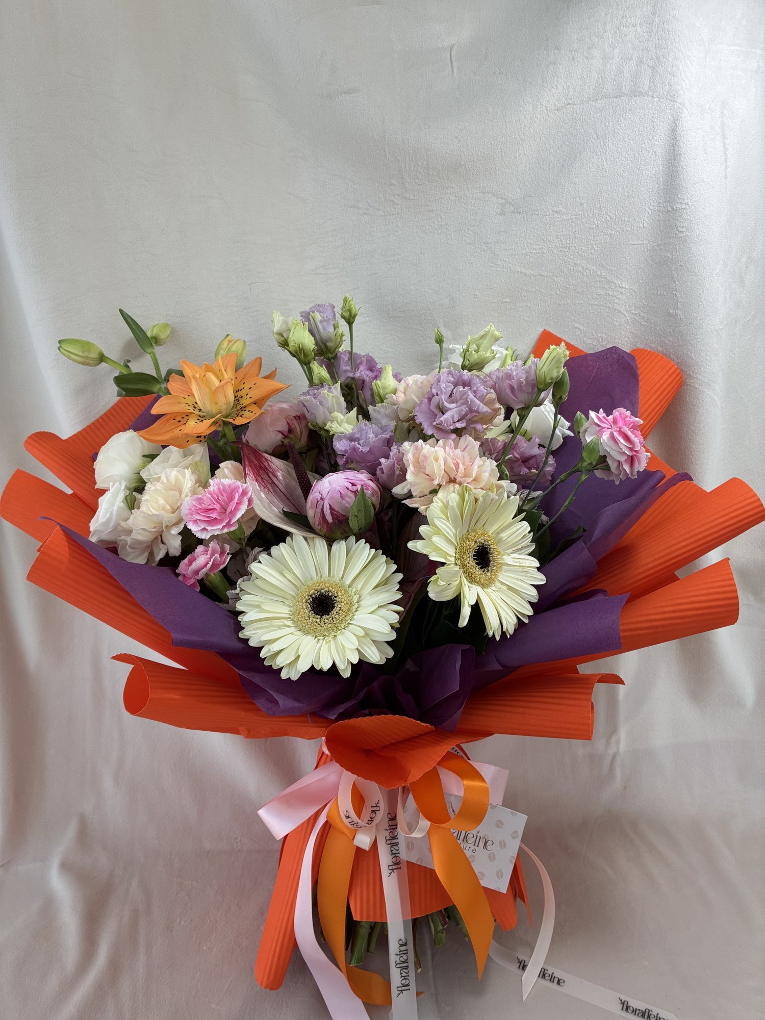 Sunset Elegance – Buchet Premium cu Bujori, Anthurium, Crin Portocaliu și Eustoma Delicată - Imagine 3